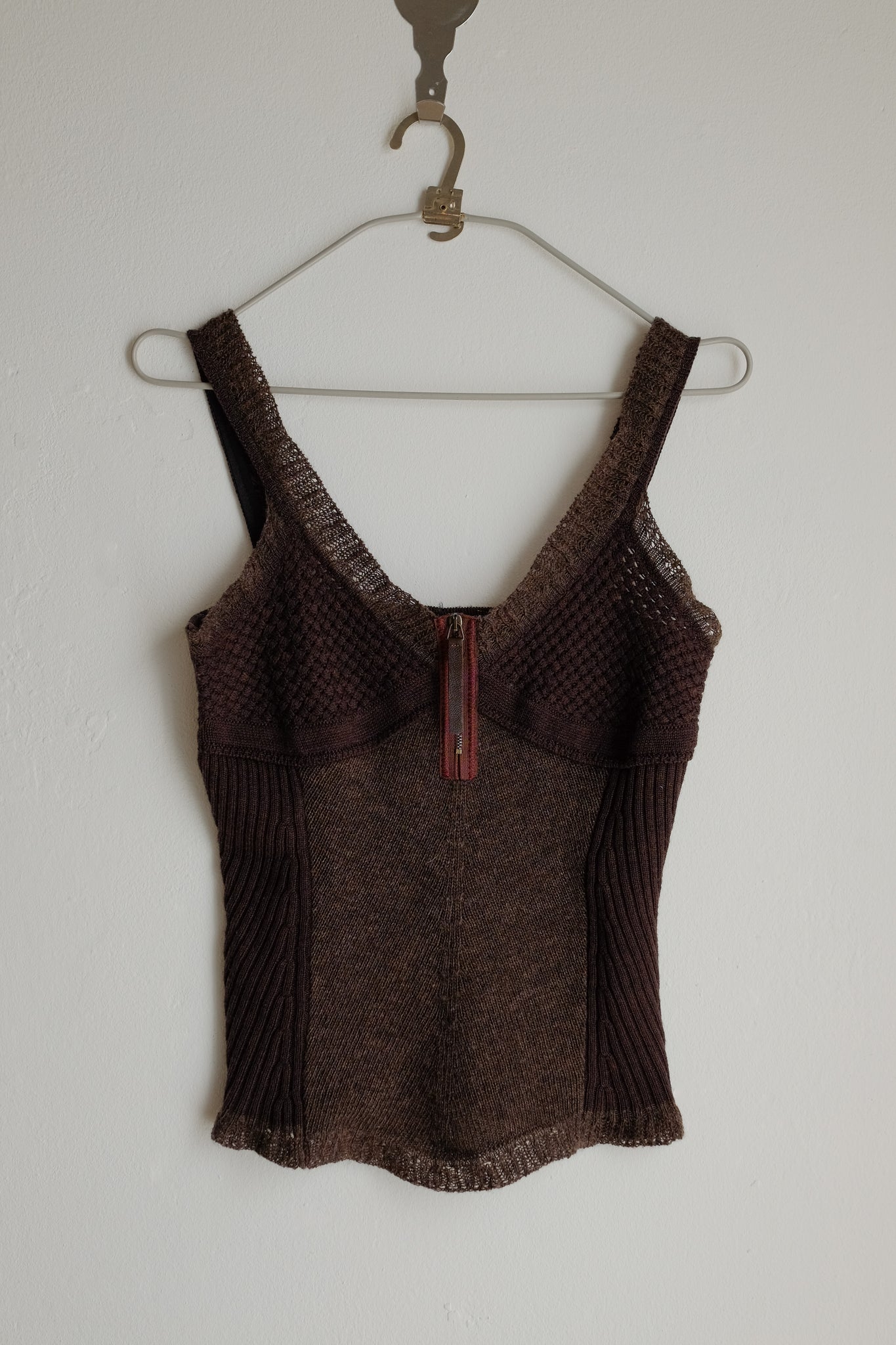 HYBRIS KNIT CAMI TOP IN BROWN