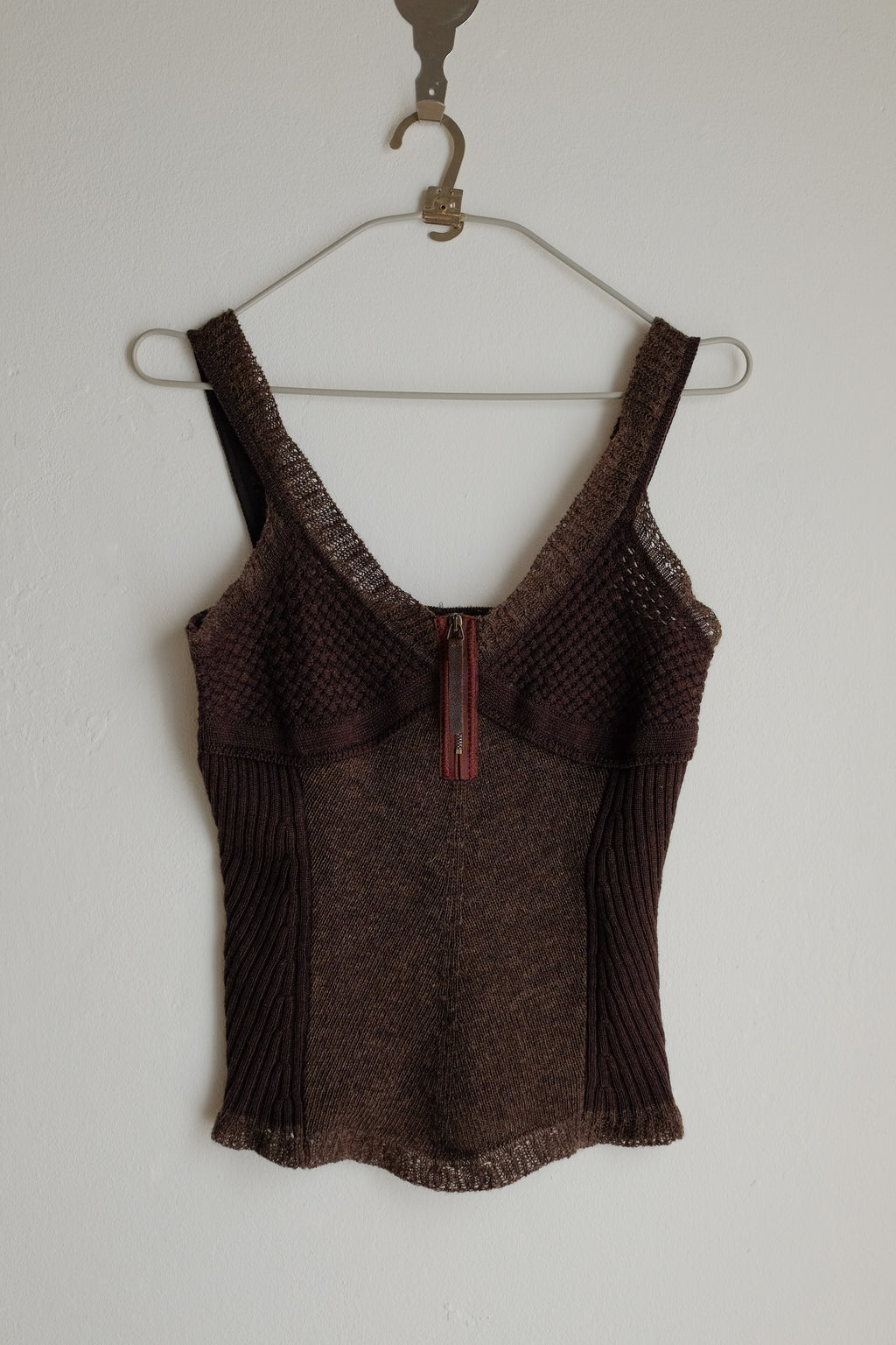 HYBRIS KNIT CAMI TOP IN BROWN