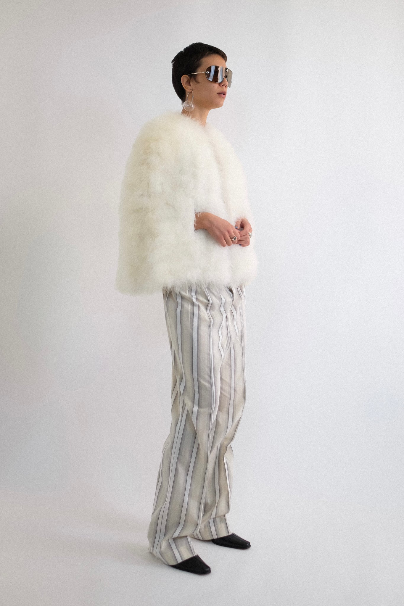 VINTAGE FEATHER CAPELET IN PANNA