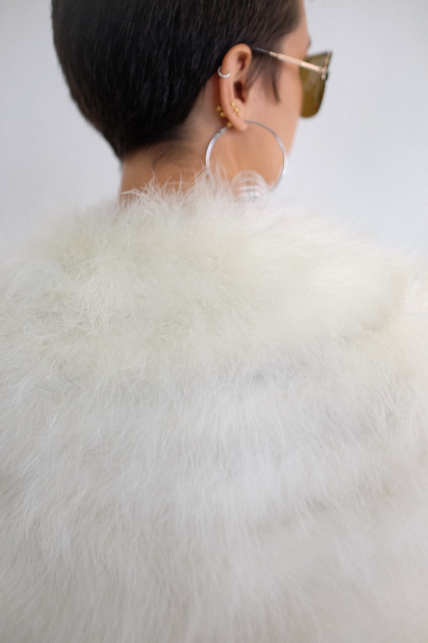 VINTAGE FEATHER CAPELET IN PANNA