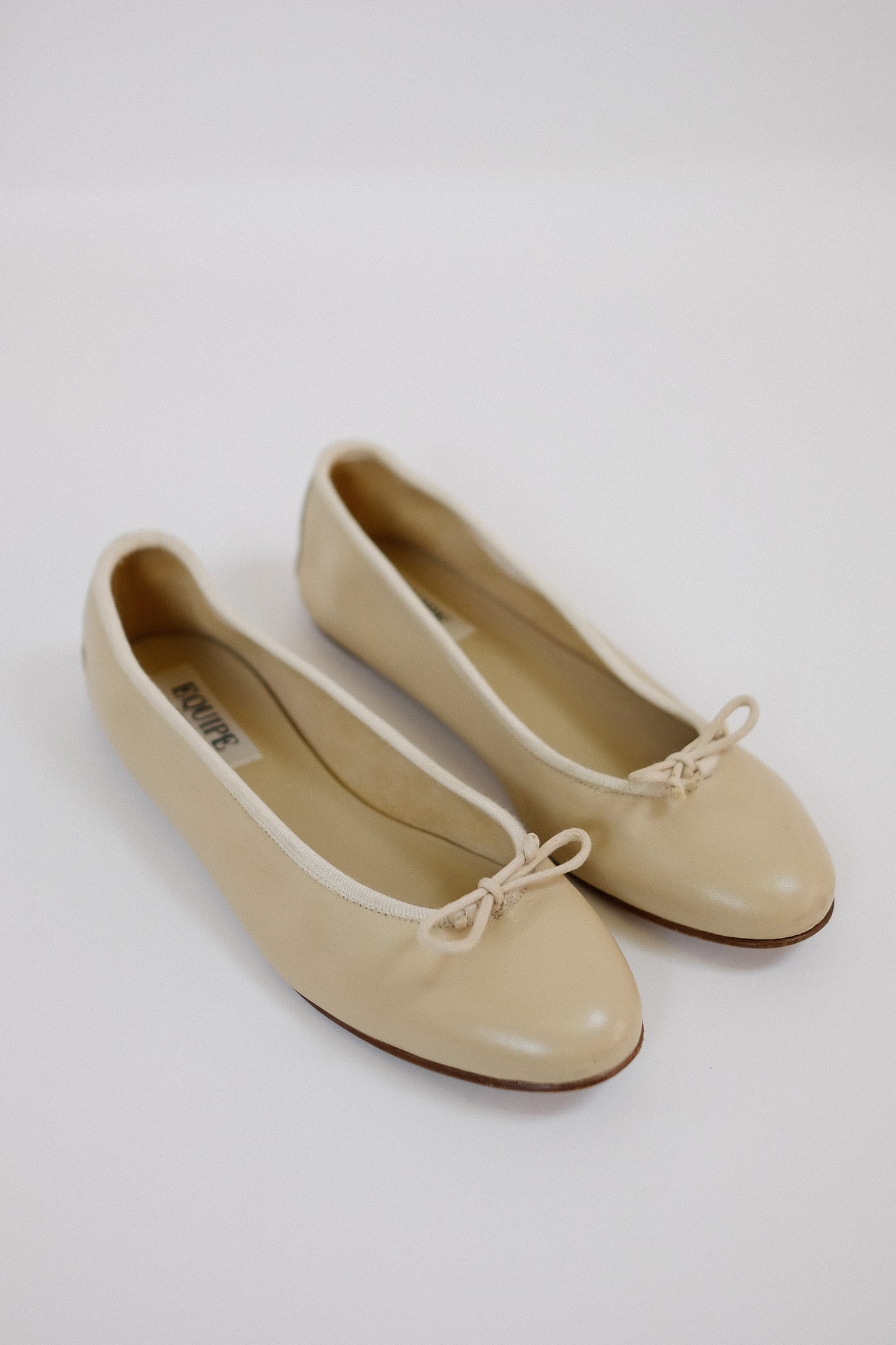 EQUIPE ROMA LEATHER FLATS IN TAUPE