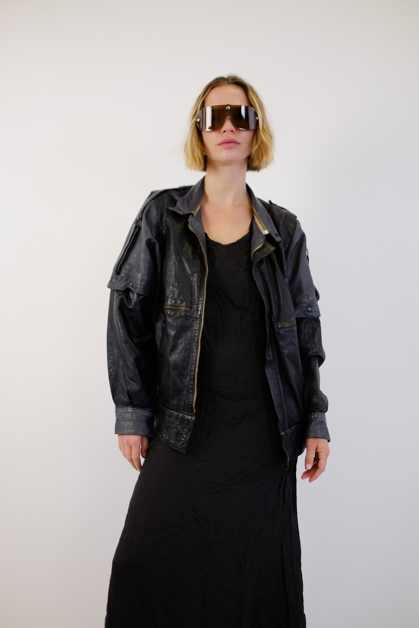 1980S LEATHER CONVERTIBLE SLEEVE STRAP-JACKET