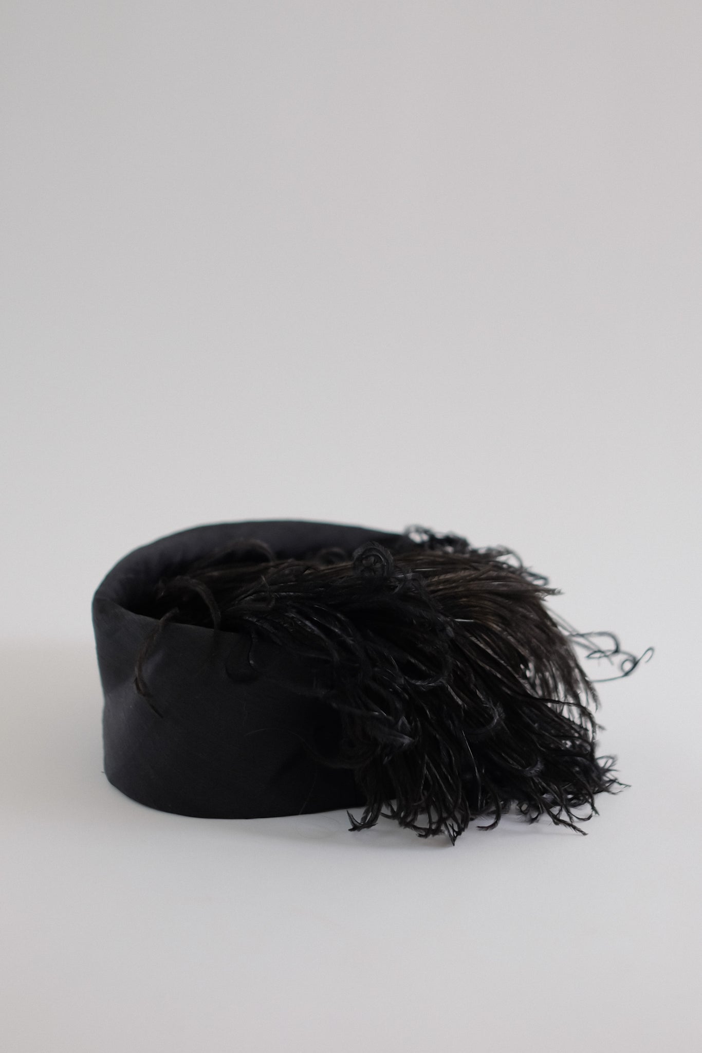 1950S OSTRICH FEATHER HAT IN BLACK