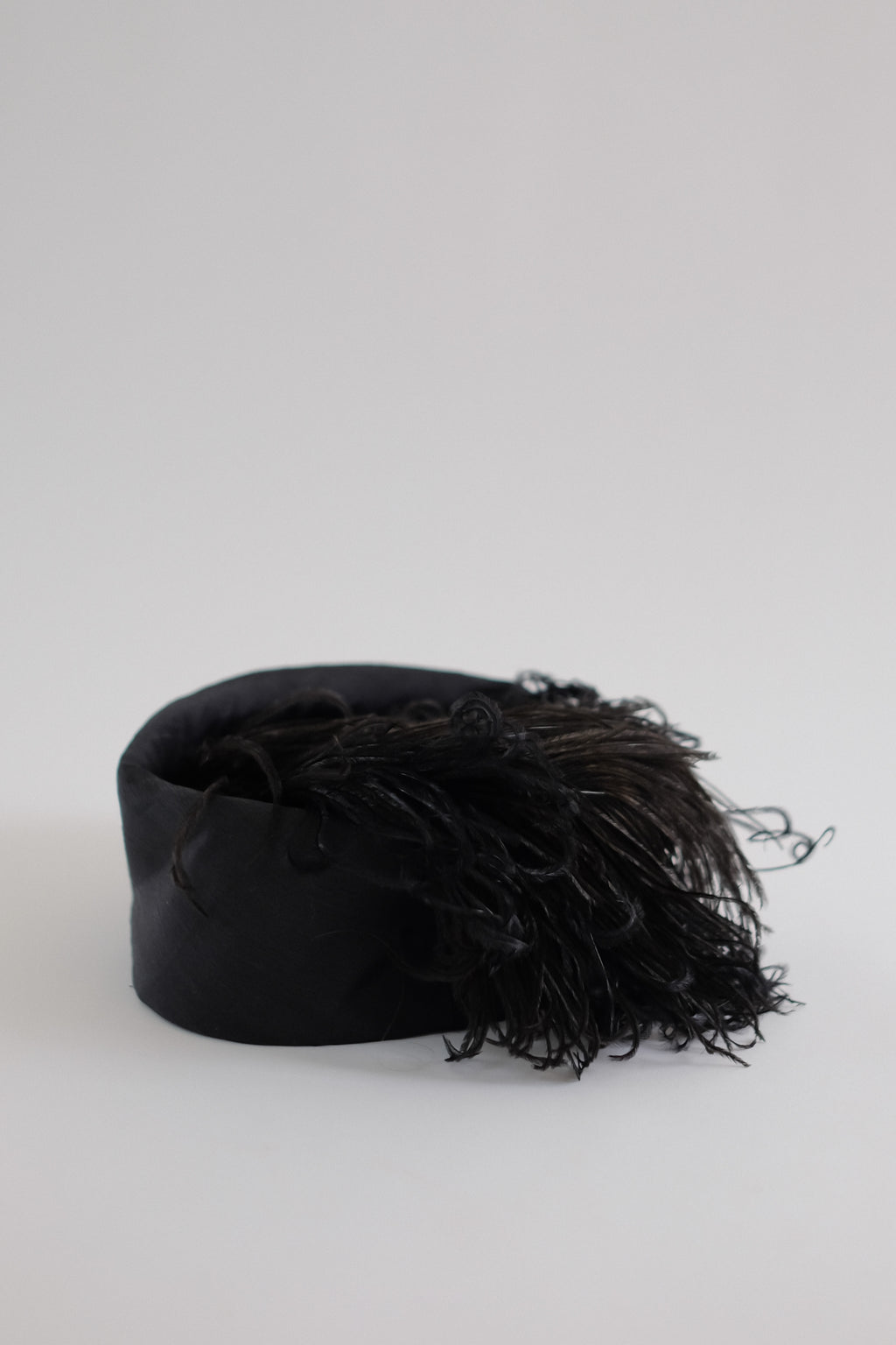 1950S OSTRICH FEATHER HAT IN BLACK