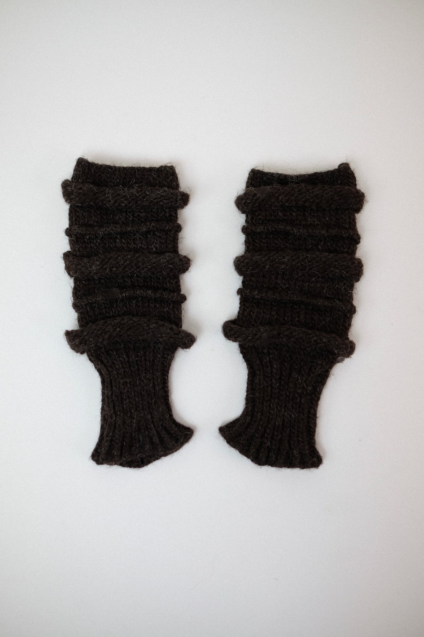 MALLONI CHUNKY KNIT ARM WARMERS IN BROWN
