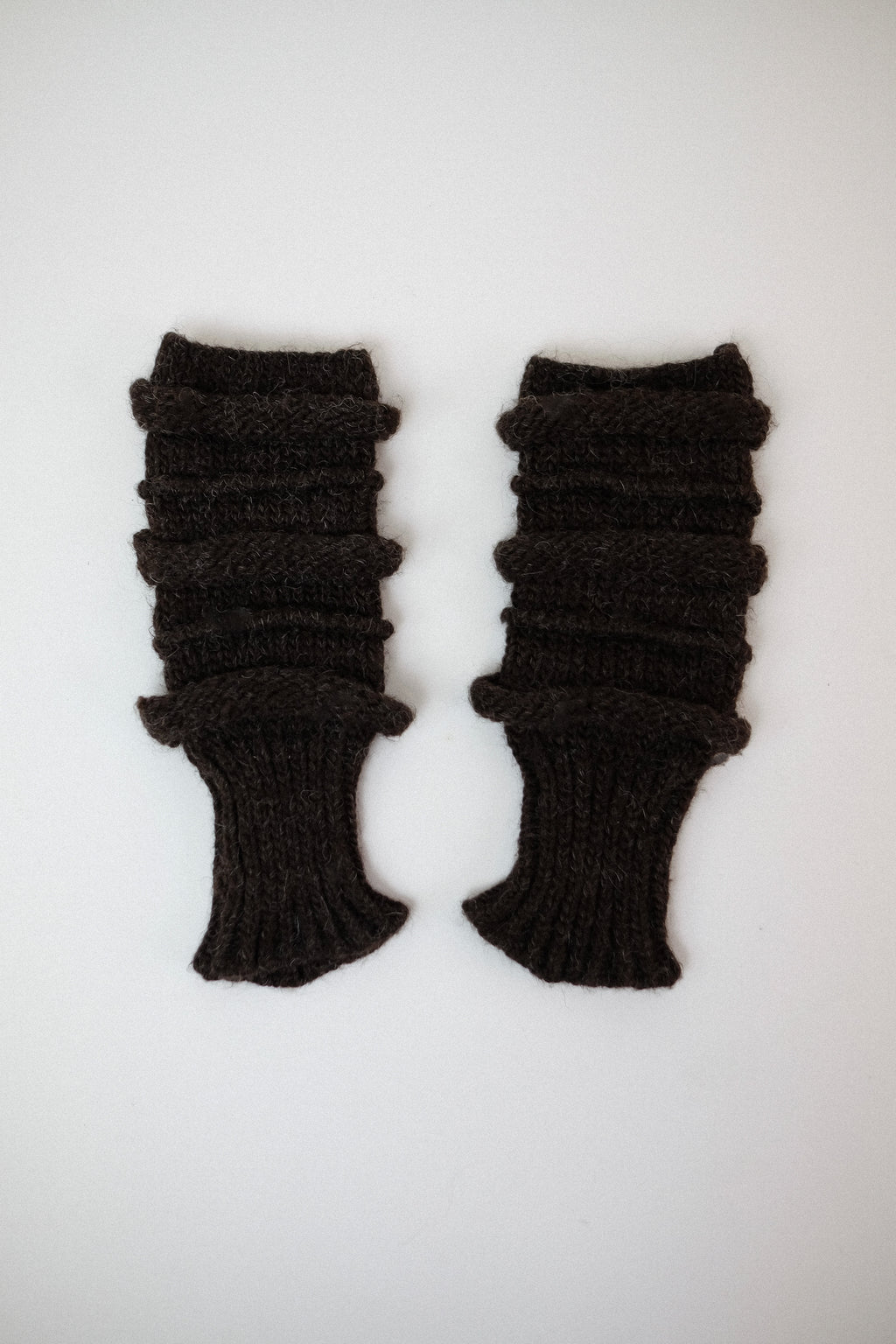 MALLONI CHUNKY KNIT ARM WARMERS IN BROWN