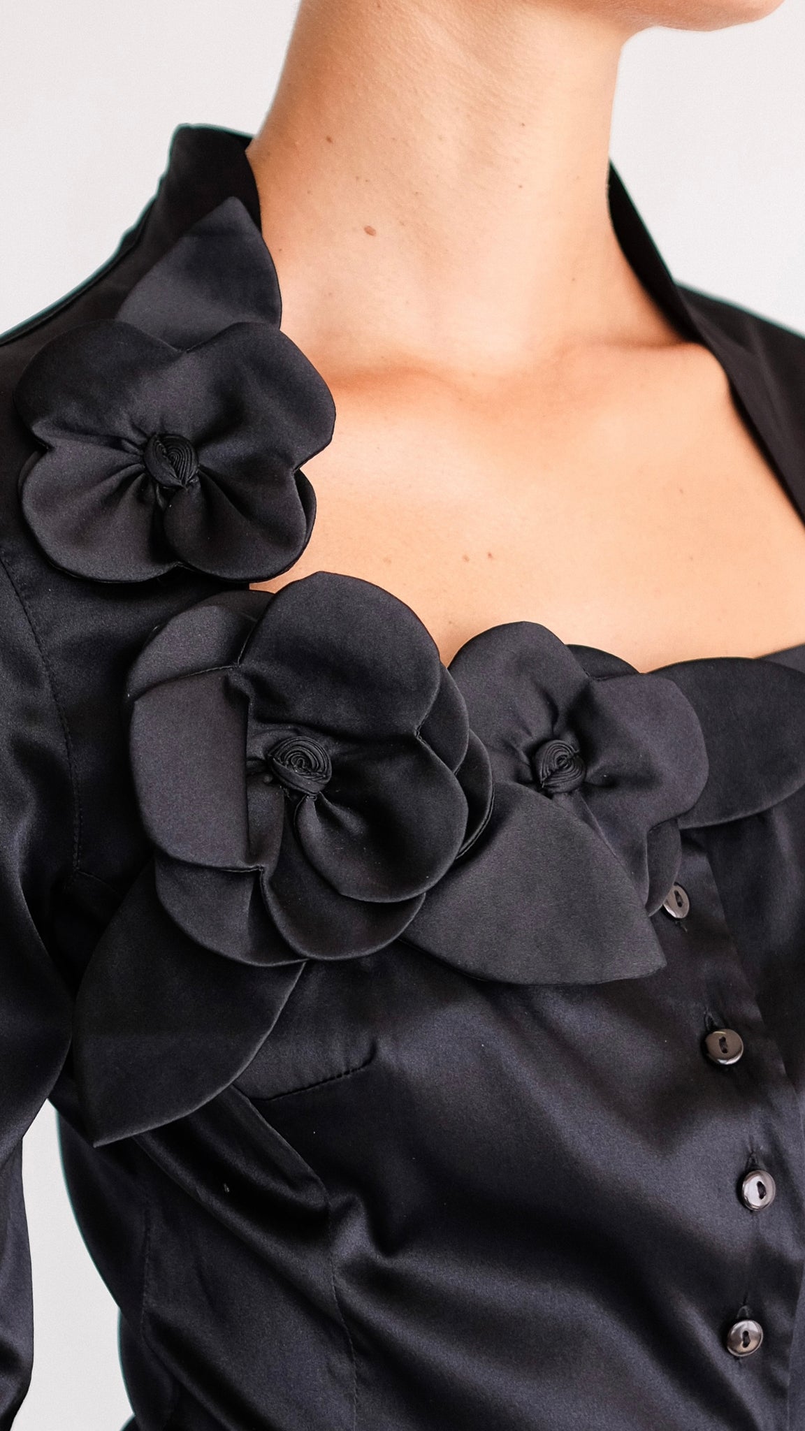 NARA CAMICIE FLOWER APPLIQUÉ SHIRT IN BLACK SILK SATIN