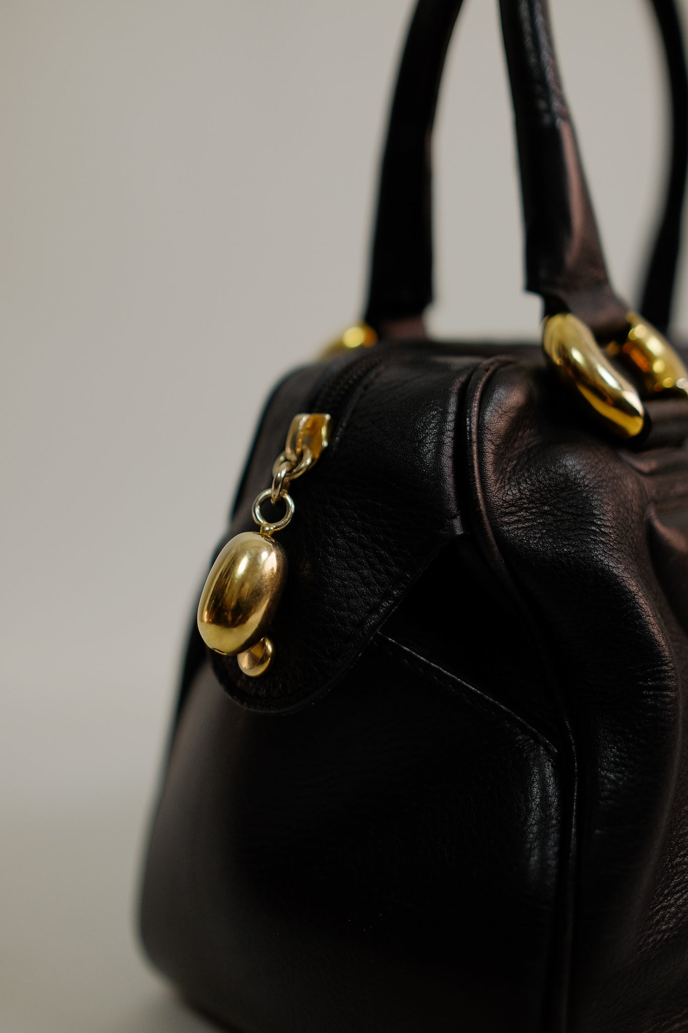 ITALIAN LEATHER BOWLING BAG IN BLACK