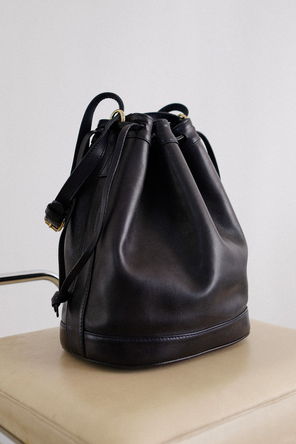 POLIDORI OF ROME LEATHER BUCKET BAG IN DARK NAVY/BLACK