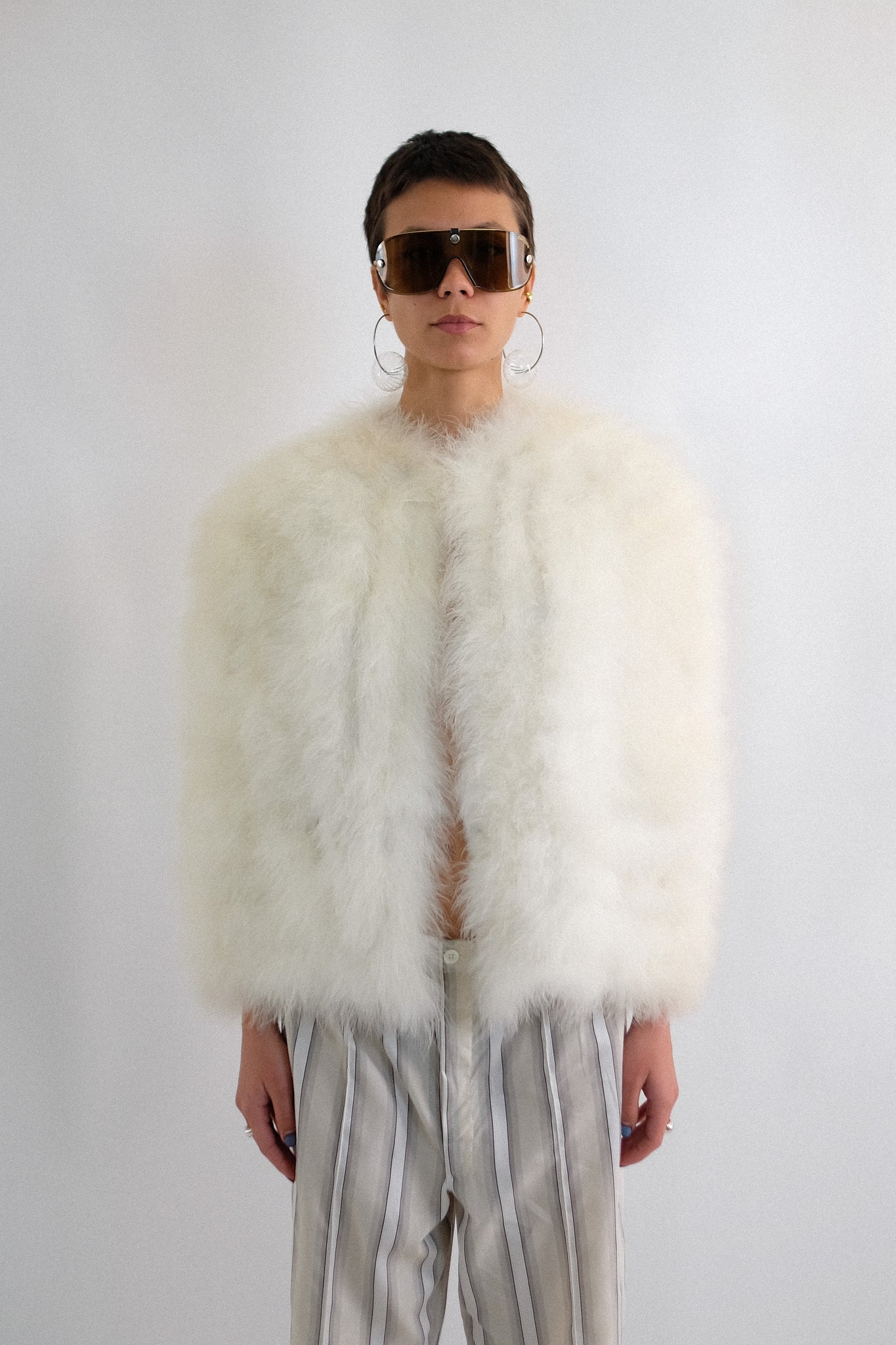 VINTAGE FEATHER CAPELET IN PANNA