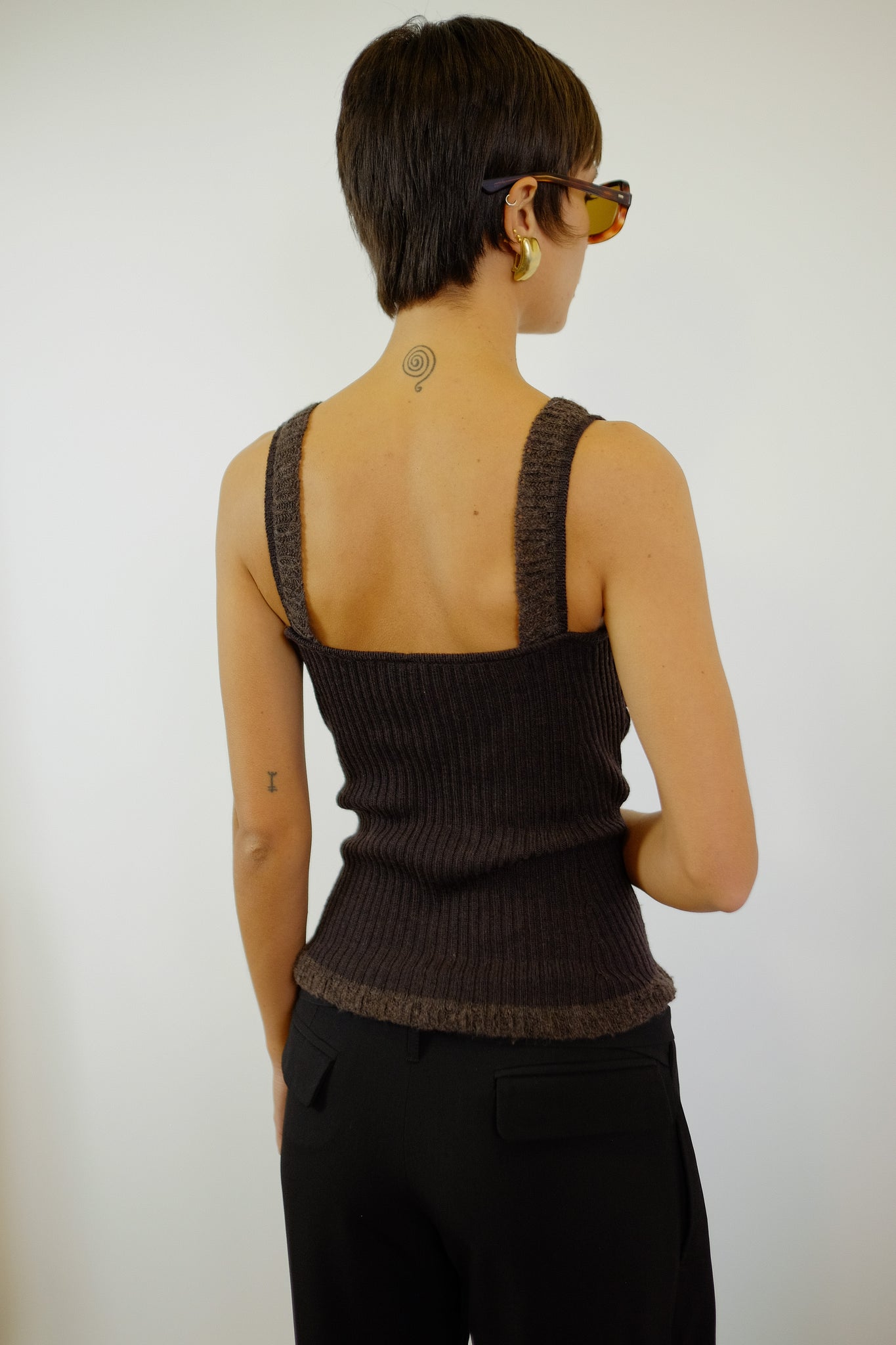 HYBRIS KNIT CAMI TOP IN BROWN