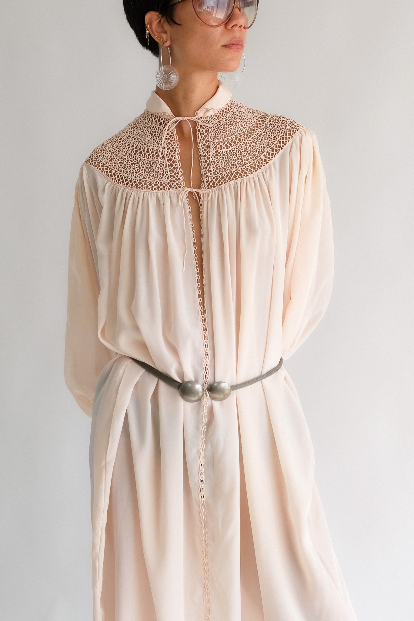 1930S COUTURE EMBROIDERED GOWN IN ANTIQUE PINK SILK