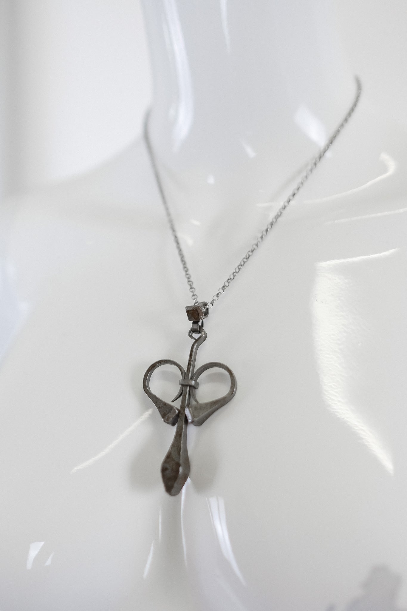 1970S ARTISANAL HORSE NAIL SET ON A 925 VINTAGE CHAIN