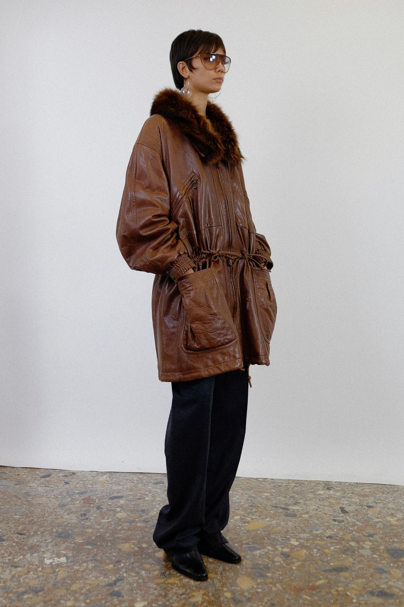 LEATHER SINCH COAT WITH FUR COLLAR IN BROWN