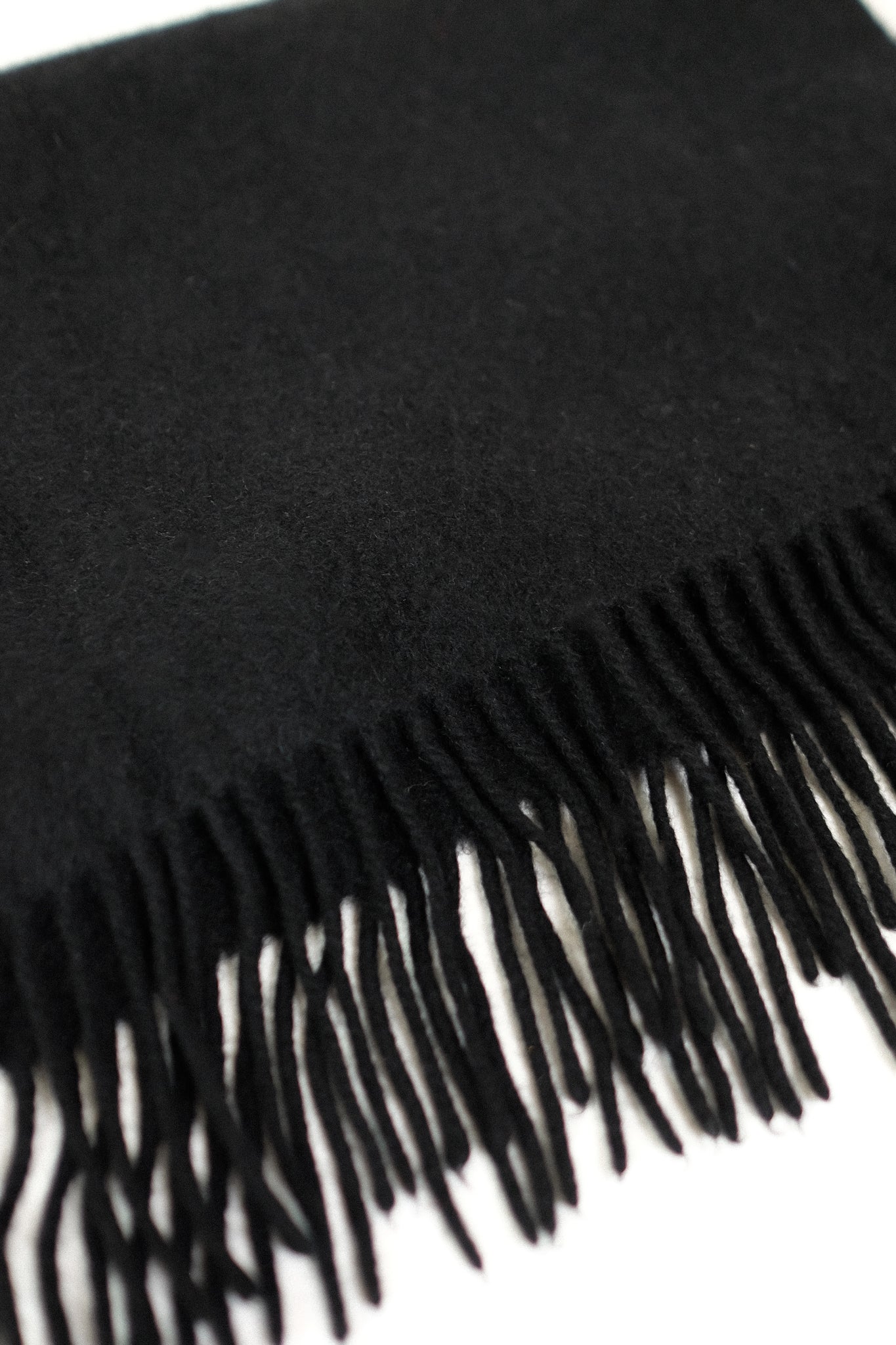 PURE SCOTTISH CASHMERE SCARF IN BLACK