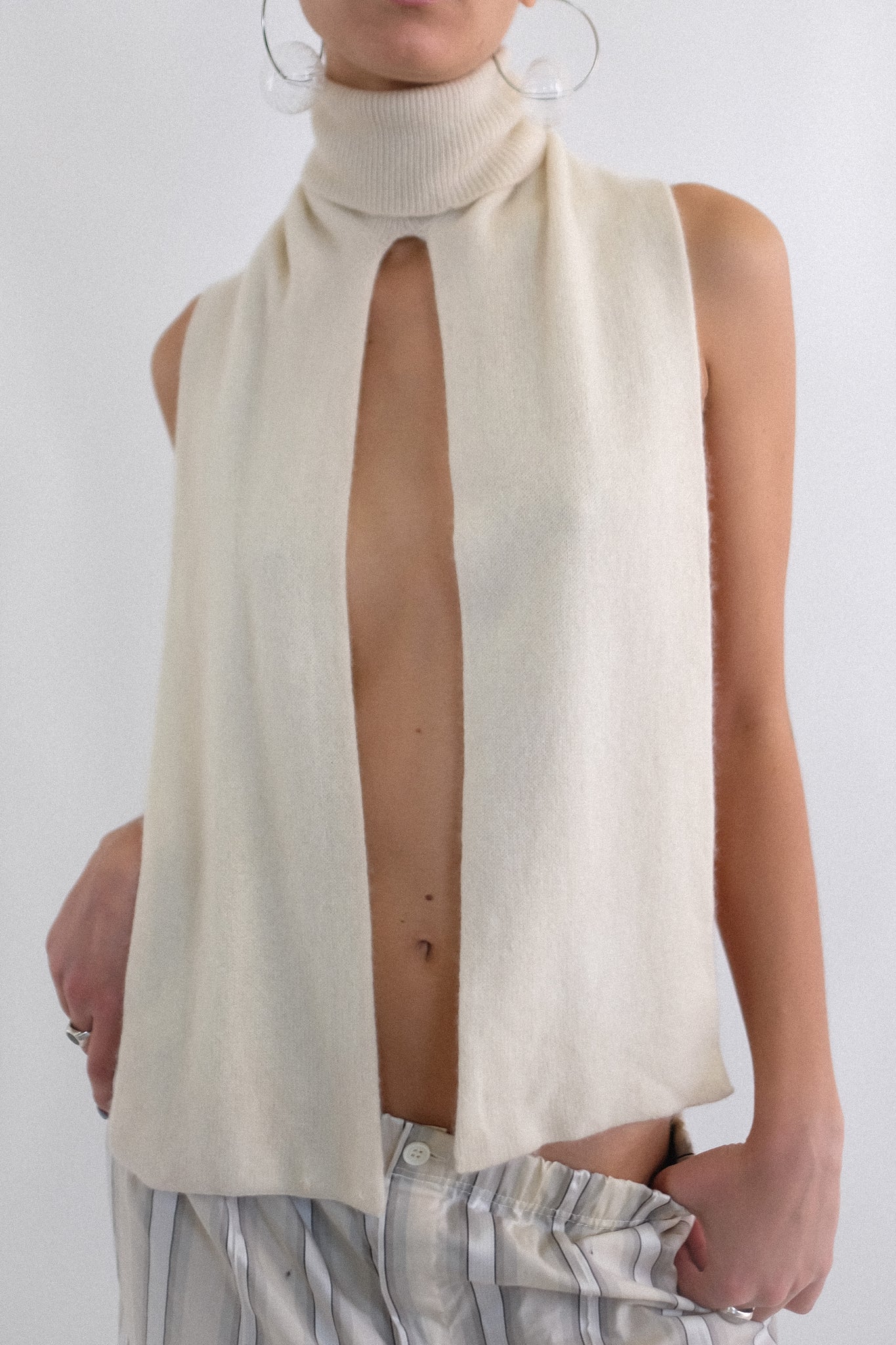 PURE CASHMERE TURTLENECK SCARF TOP IN PANNA