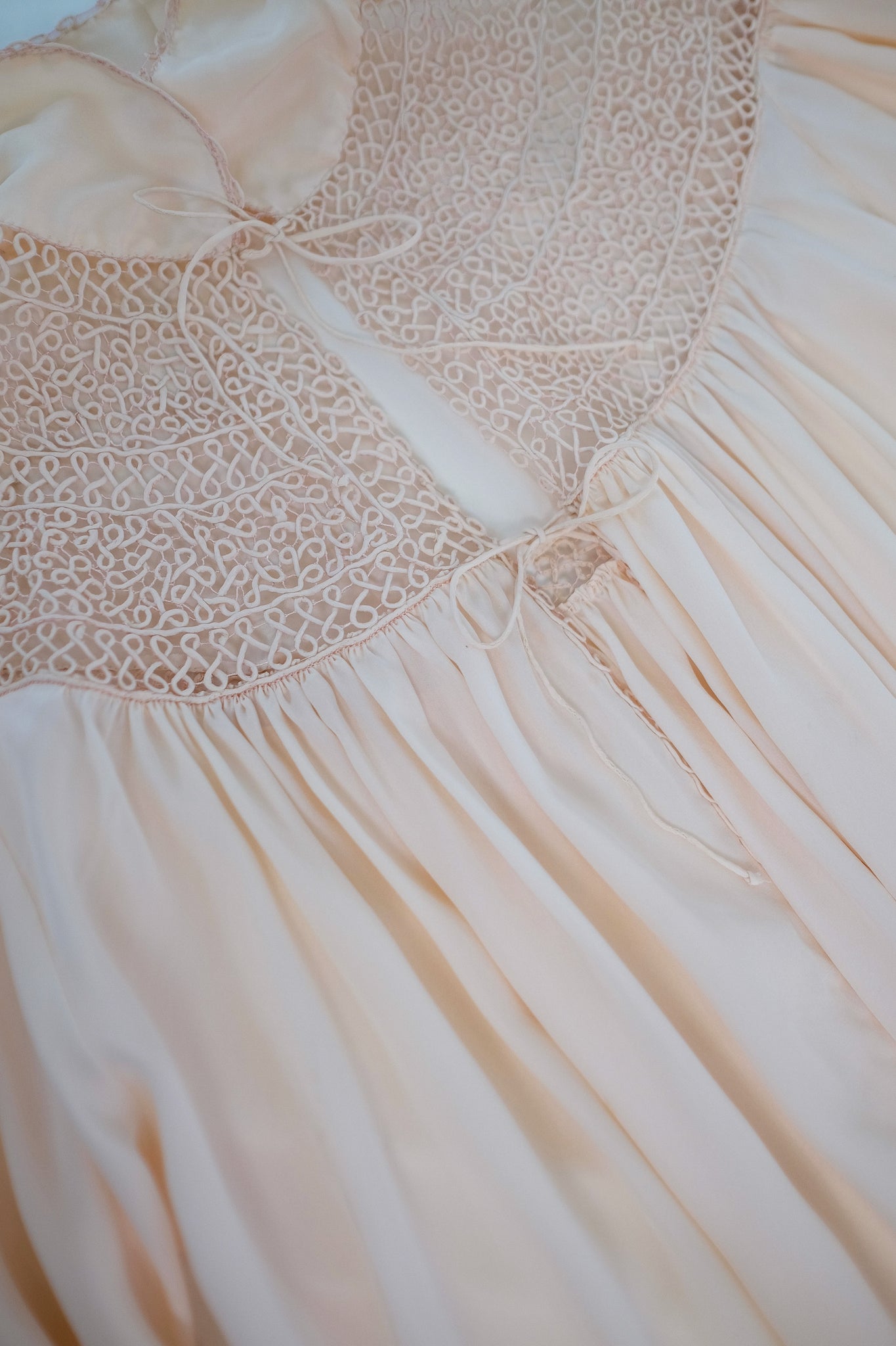 1930S COUTURE EMBROIDERED GOWN IN ANTIQUE PINK SILK