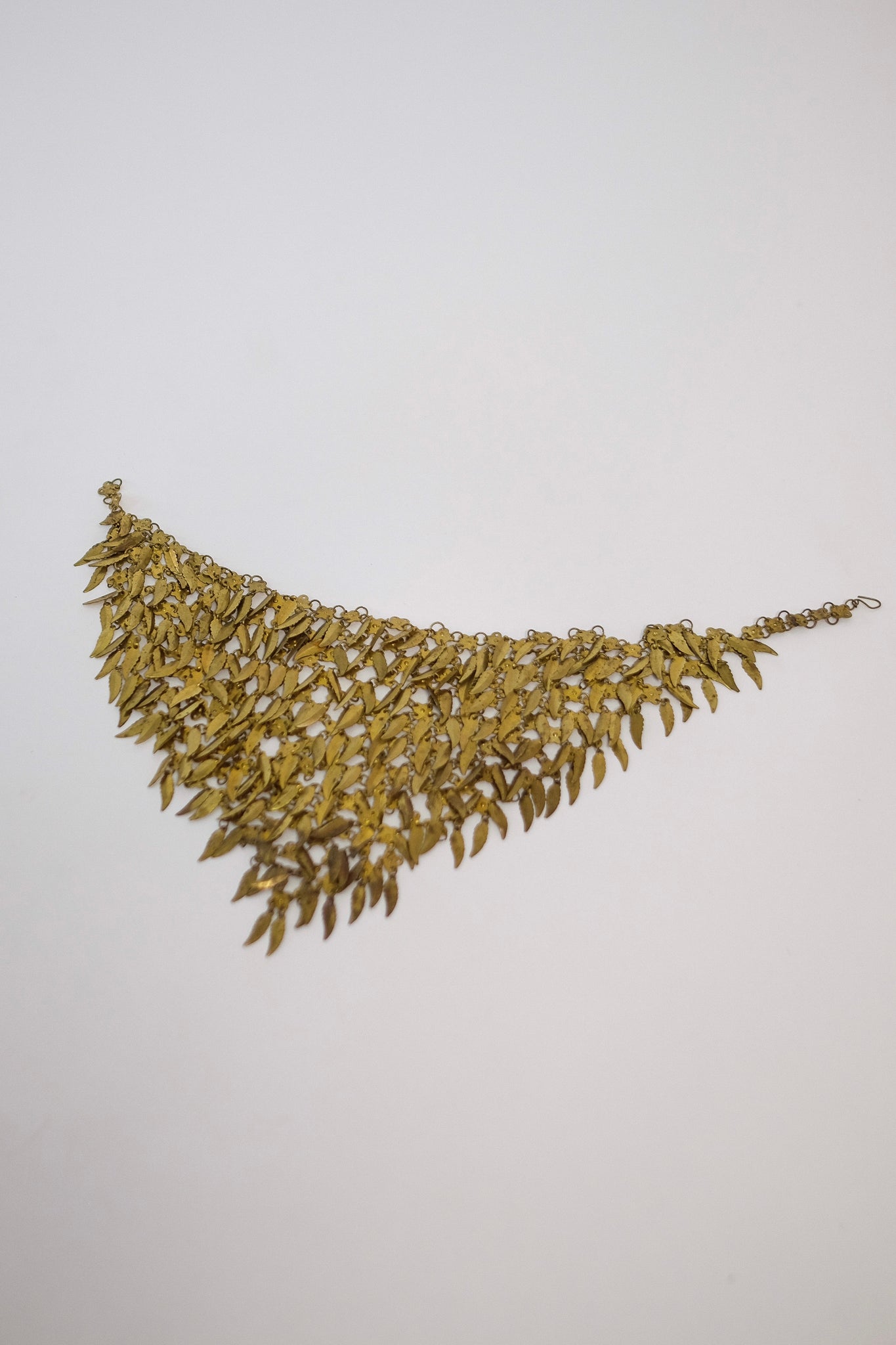 1960s-1970s CHAINMAIL LEAF NECKLACE IN HAMERRED BRASS