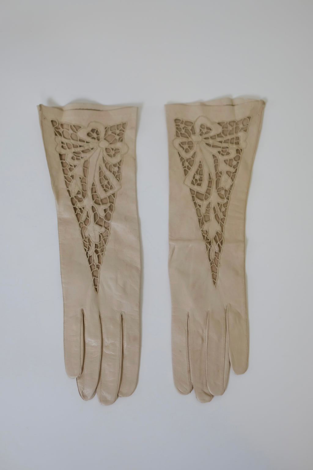 VINTAGE ORNATE  EMBROIDERED GLOVES IN LIGHT BEIGE
