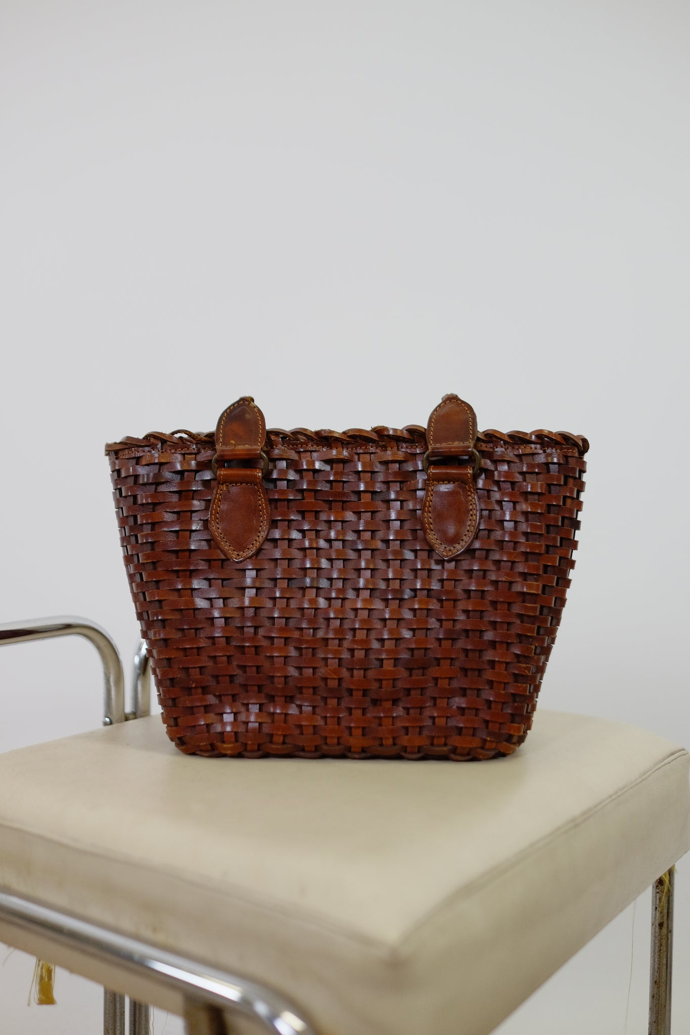 INTRECCIATO WOVEN LEATHER BAG IN CHOCOLATE BROWN