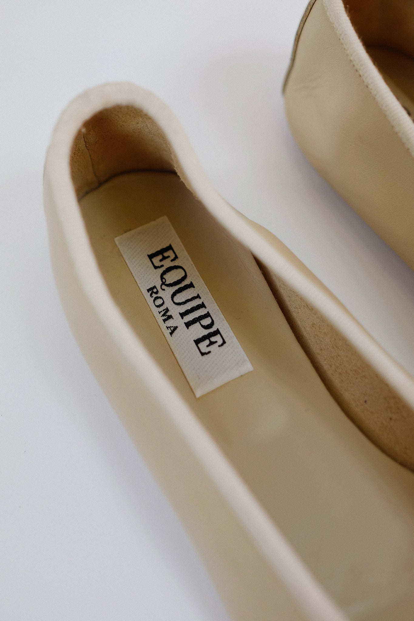 EQUIPE ROMA LEATHER FLATS IN TAUPE