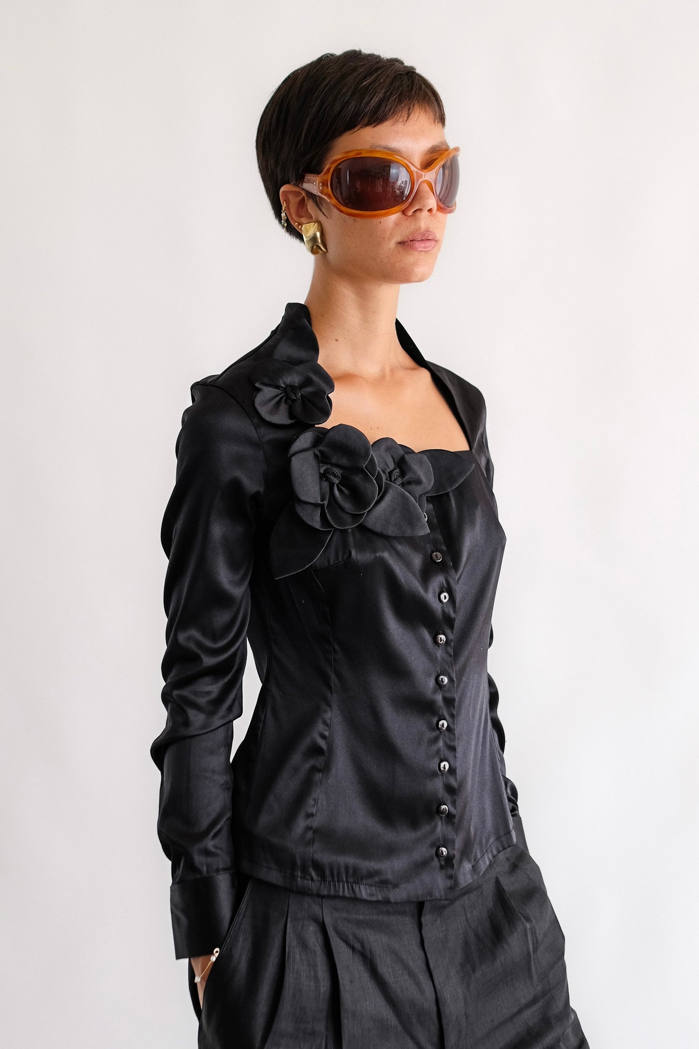 NARA CAMICIE FLOWER APPLIQUÉ SHIRT IN BLACK SILK SATIN