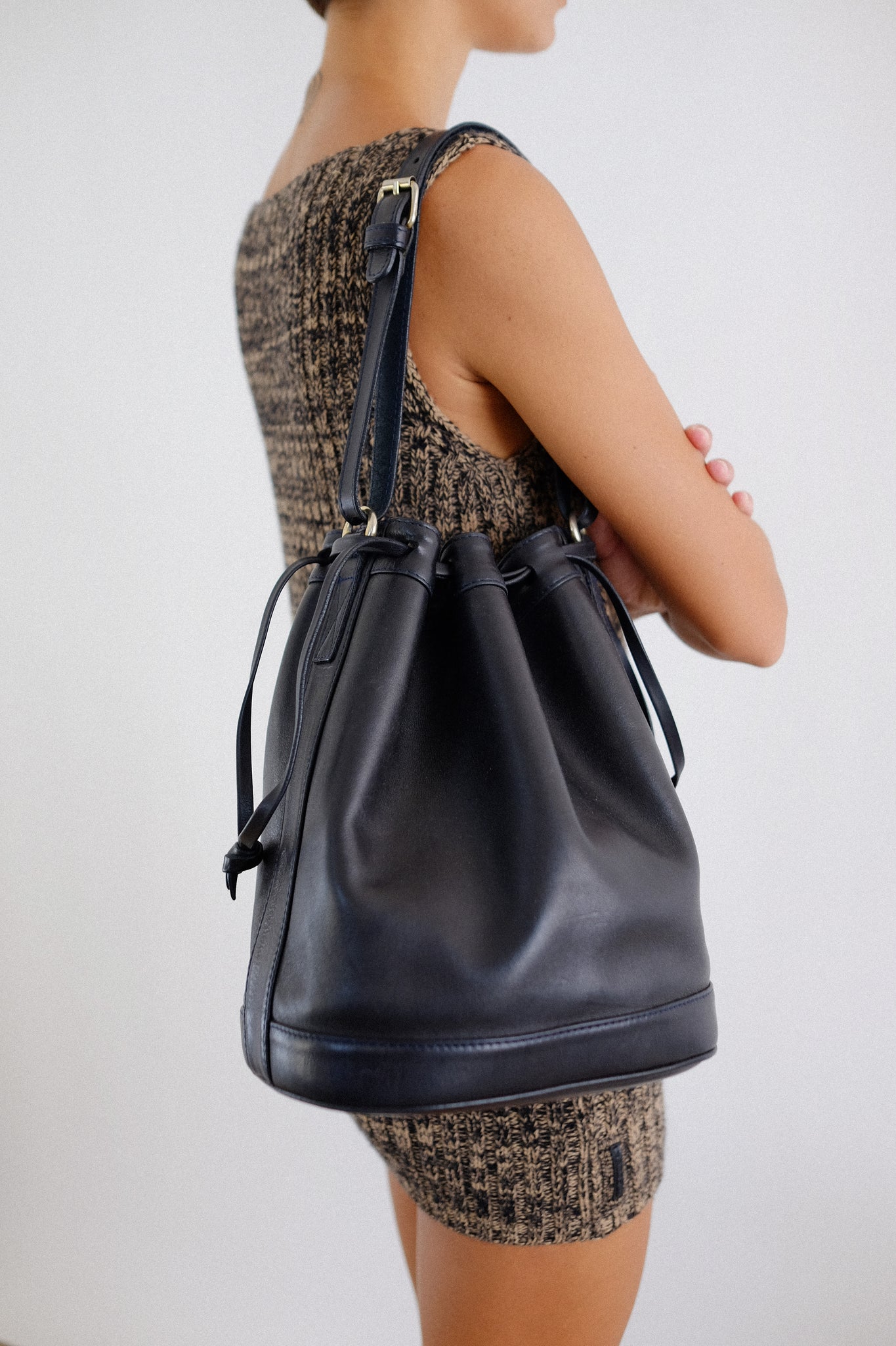 POLIDORI OF ROME LEATHER BUCKET BAG IN DARK NAVY/BLACK