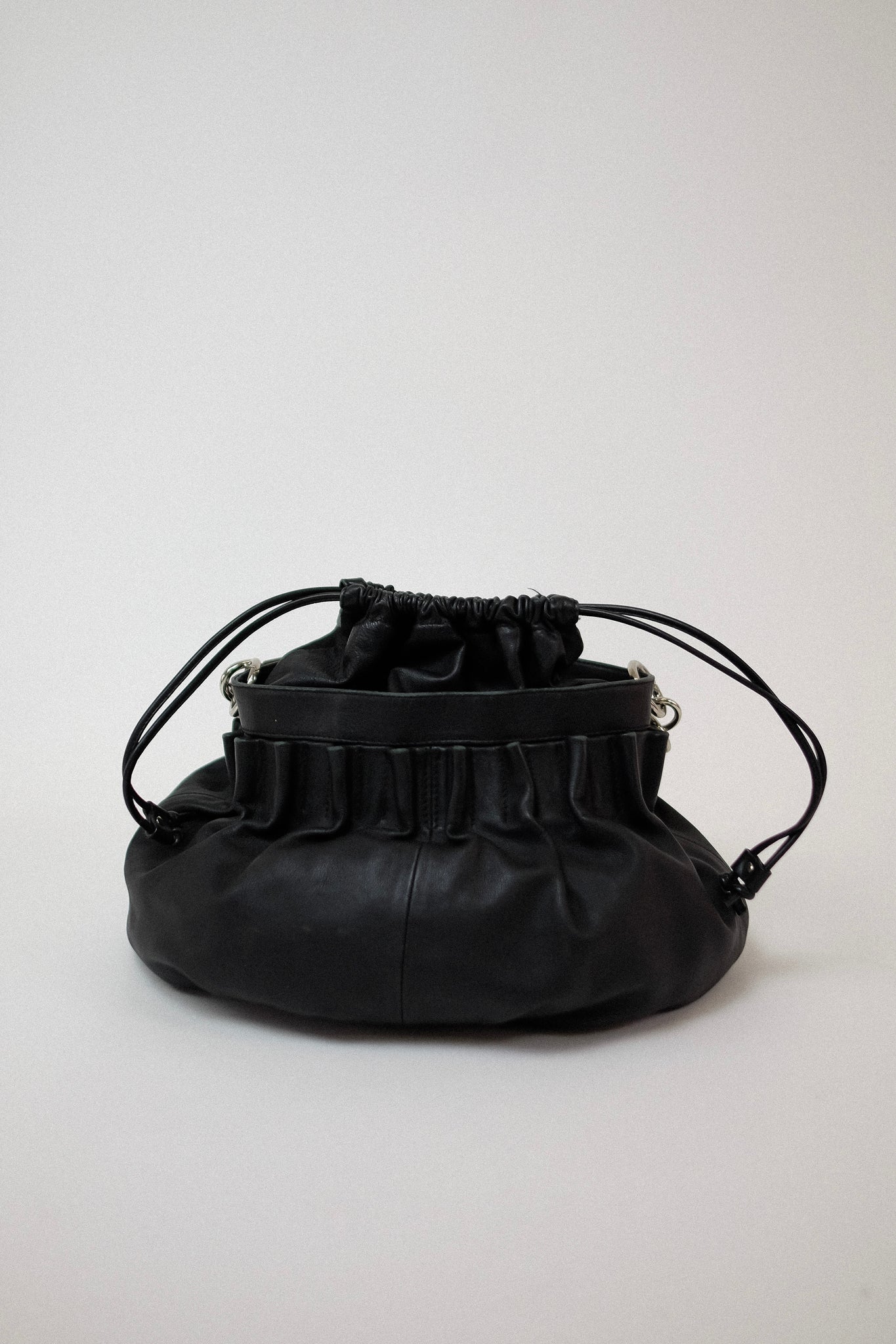 RUCHED LEATHER BUCKET BAG IN BLACK