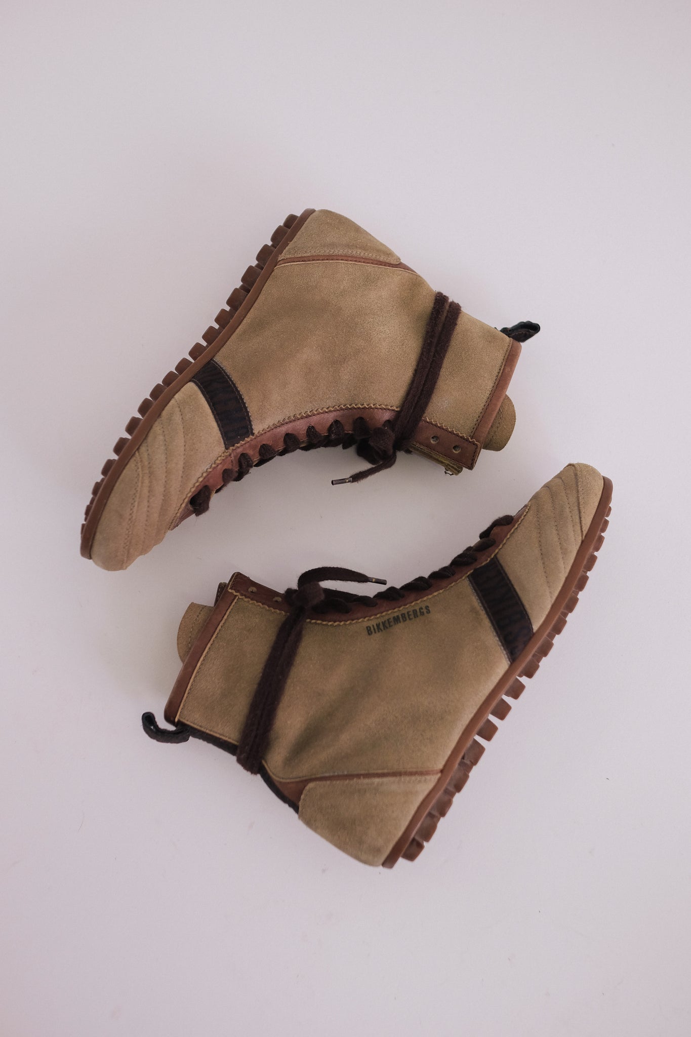 DIRK BIKKEMBERGS LEATHER SNEAKERS IN TAUPE SUEDE