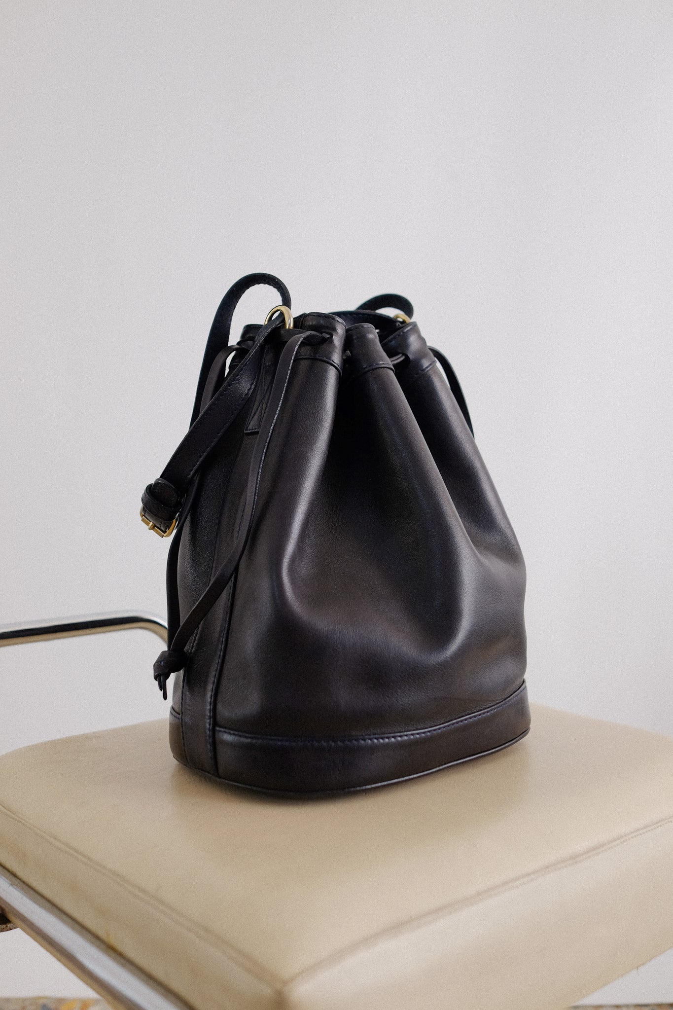 POLIDORI OF ROME LEATHER BUCKET BAG IN DARK NAVY/BLACK