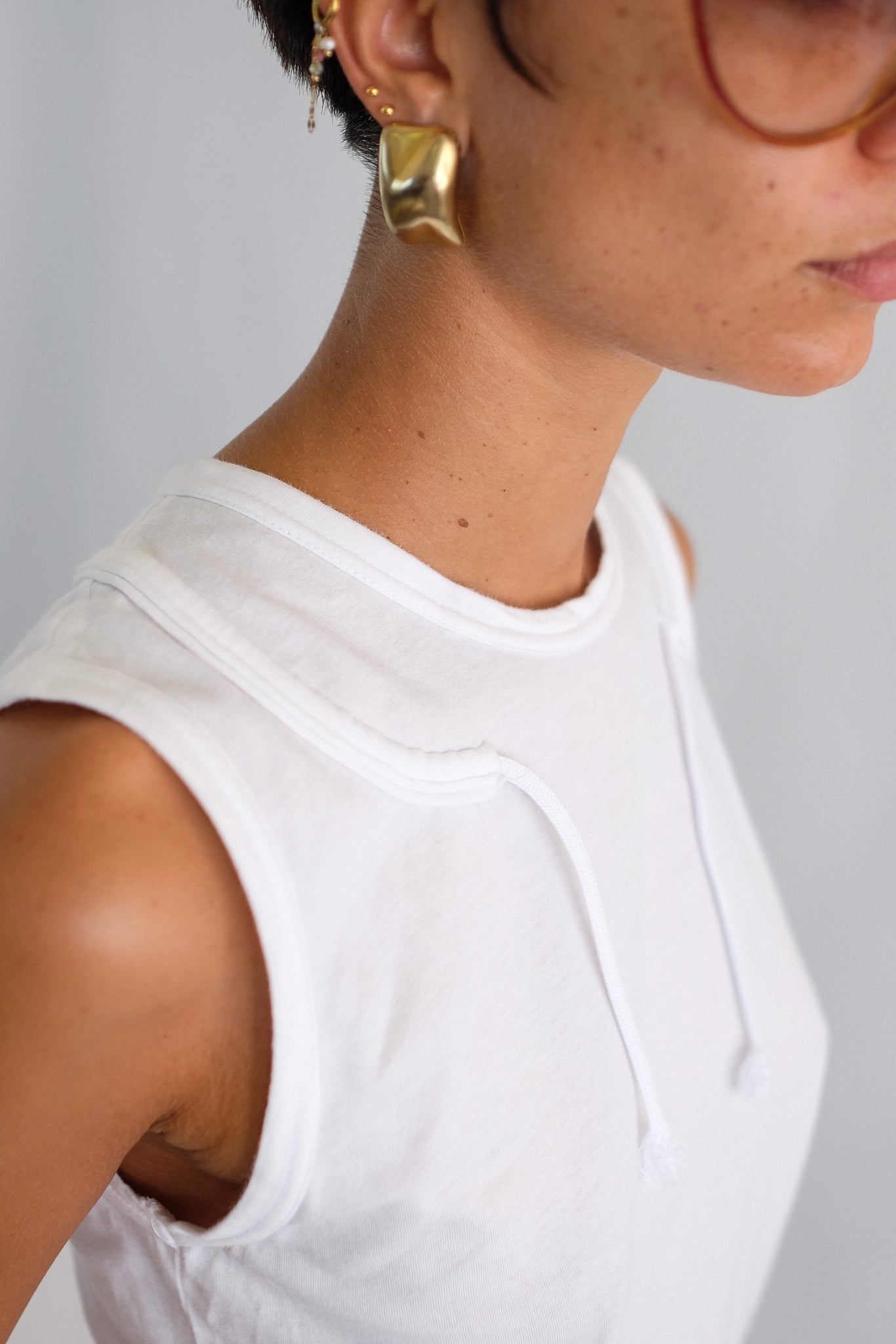 COMME DES GARÇONS TIE NECK TOP IN WHITE COTTON