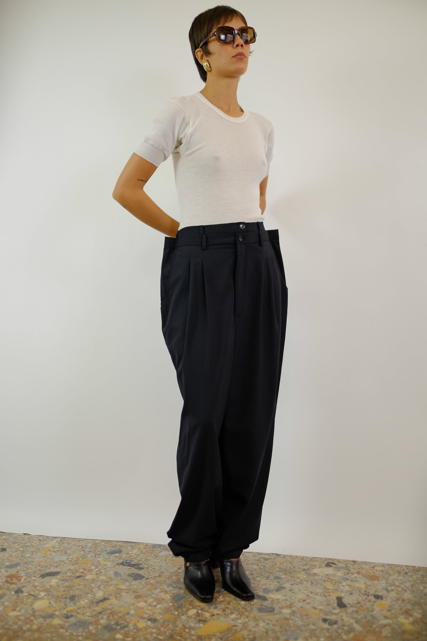 TAILORED HIGH PLEAT TROUSERS IN BLACK