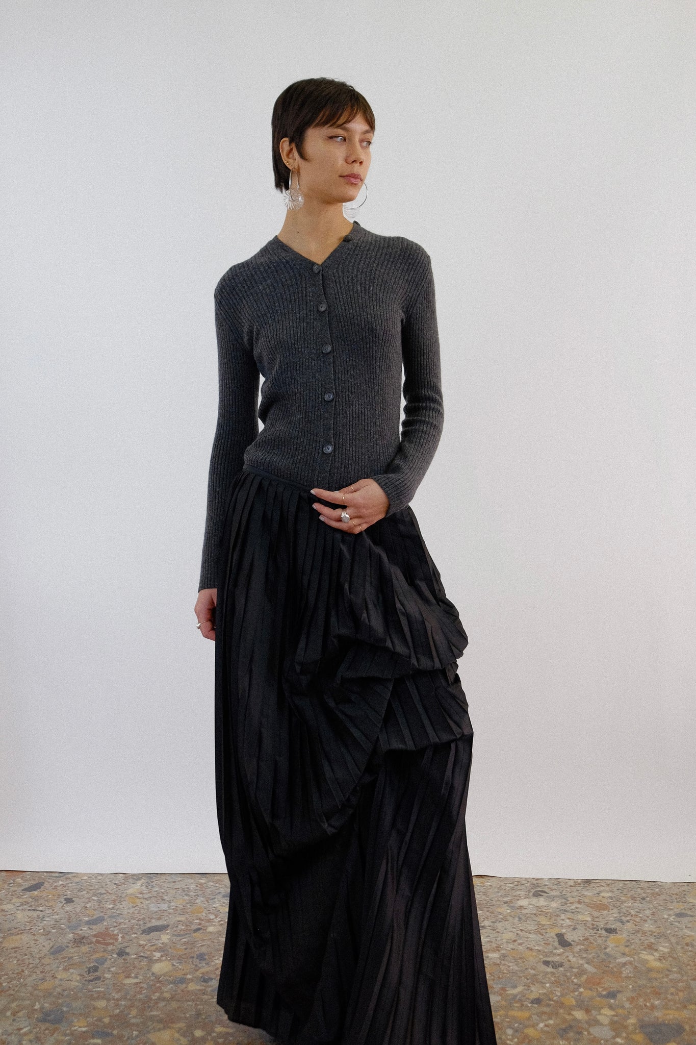 THEORY PURE CASHMERE RIBBED BUTTON KNIT IN DEEP GREY