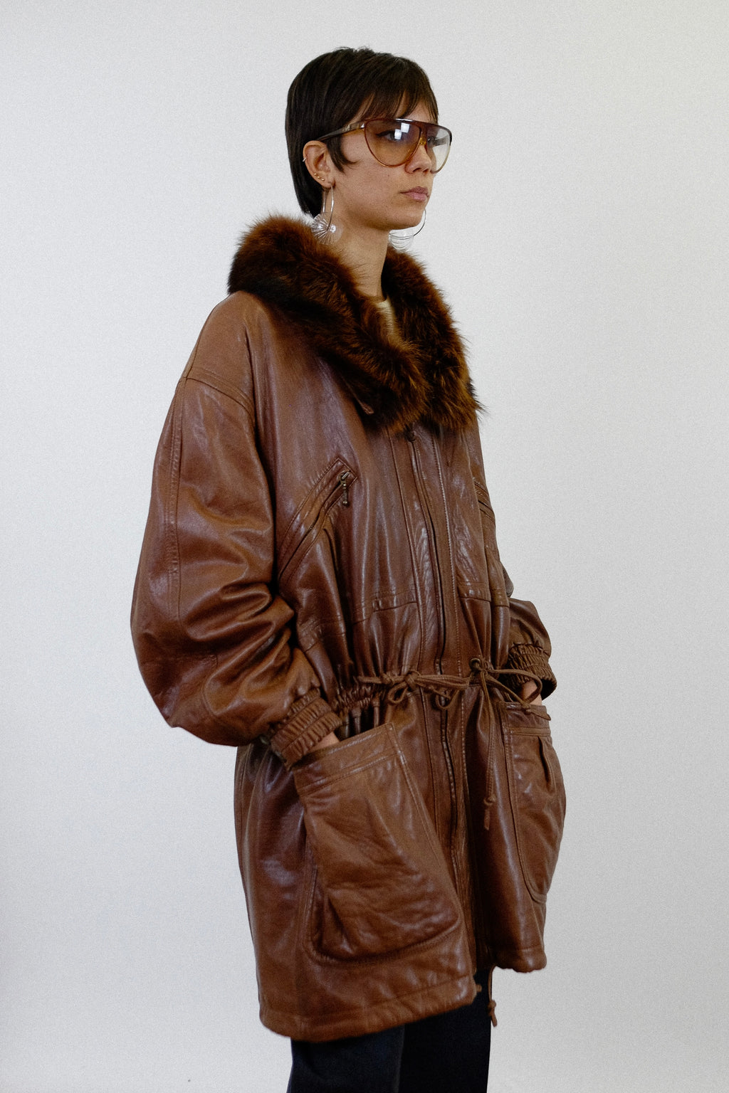LEATHER SINCH COAT WITH FUR COLLAR IN BROWN