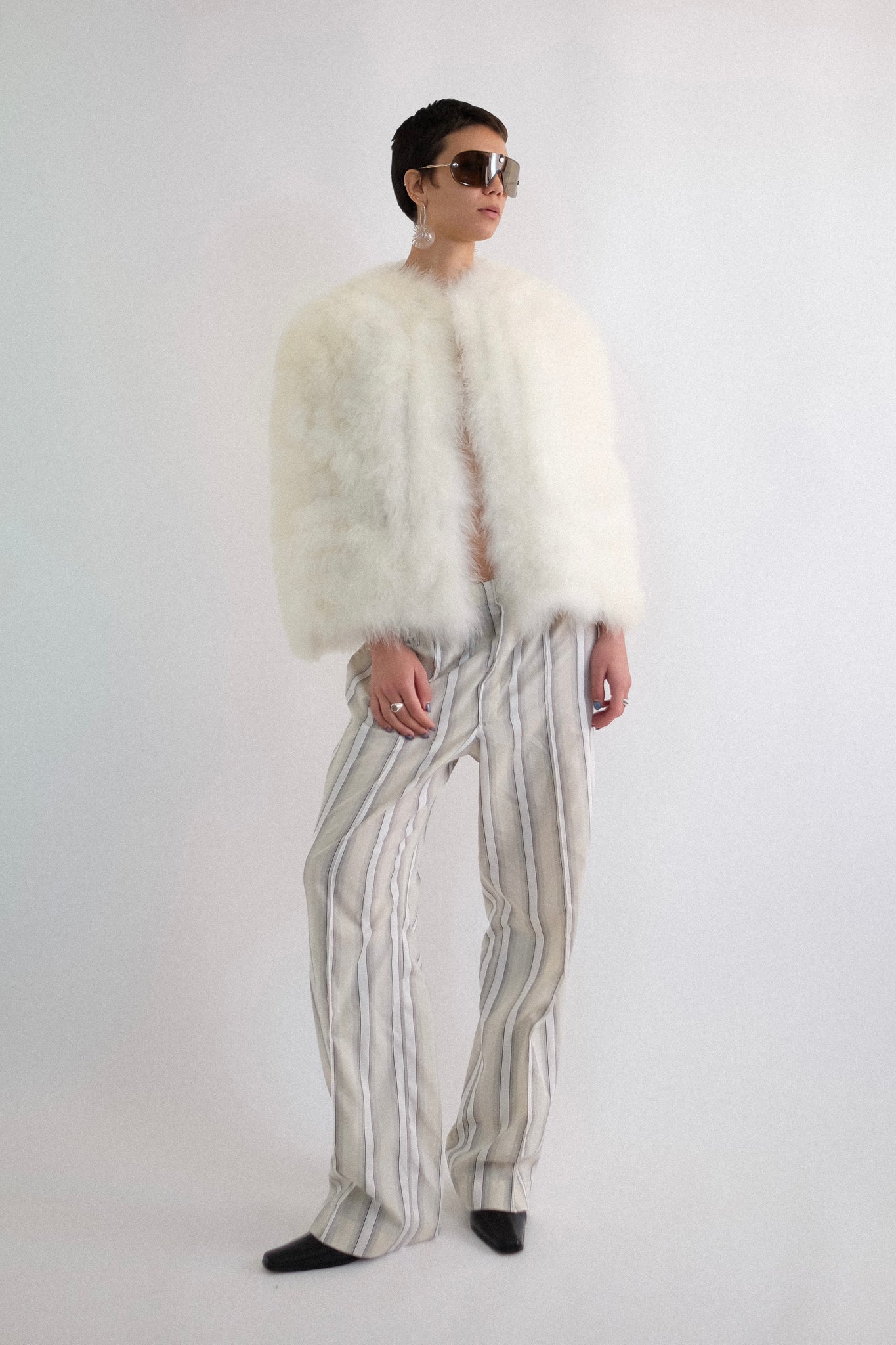 VINTAGE FEATHER CAPELET IN PANNA