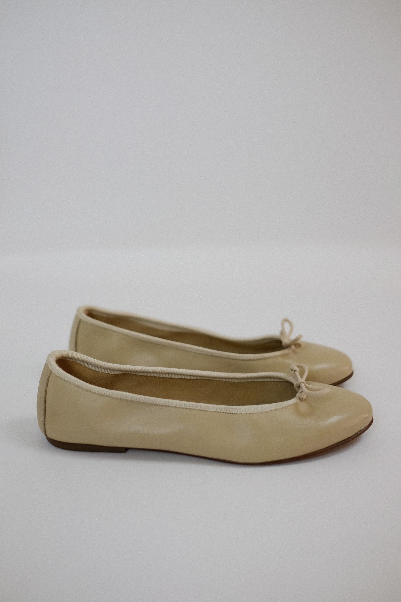 EQUIPE ROMA LEATHER FLATS IN TAUPE