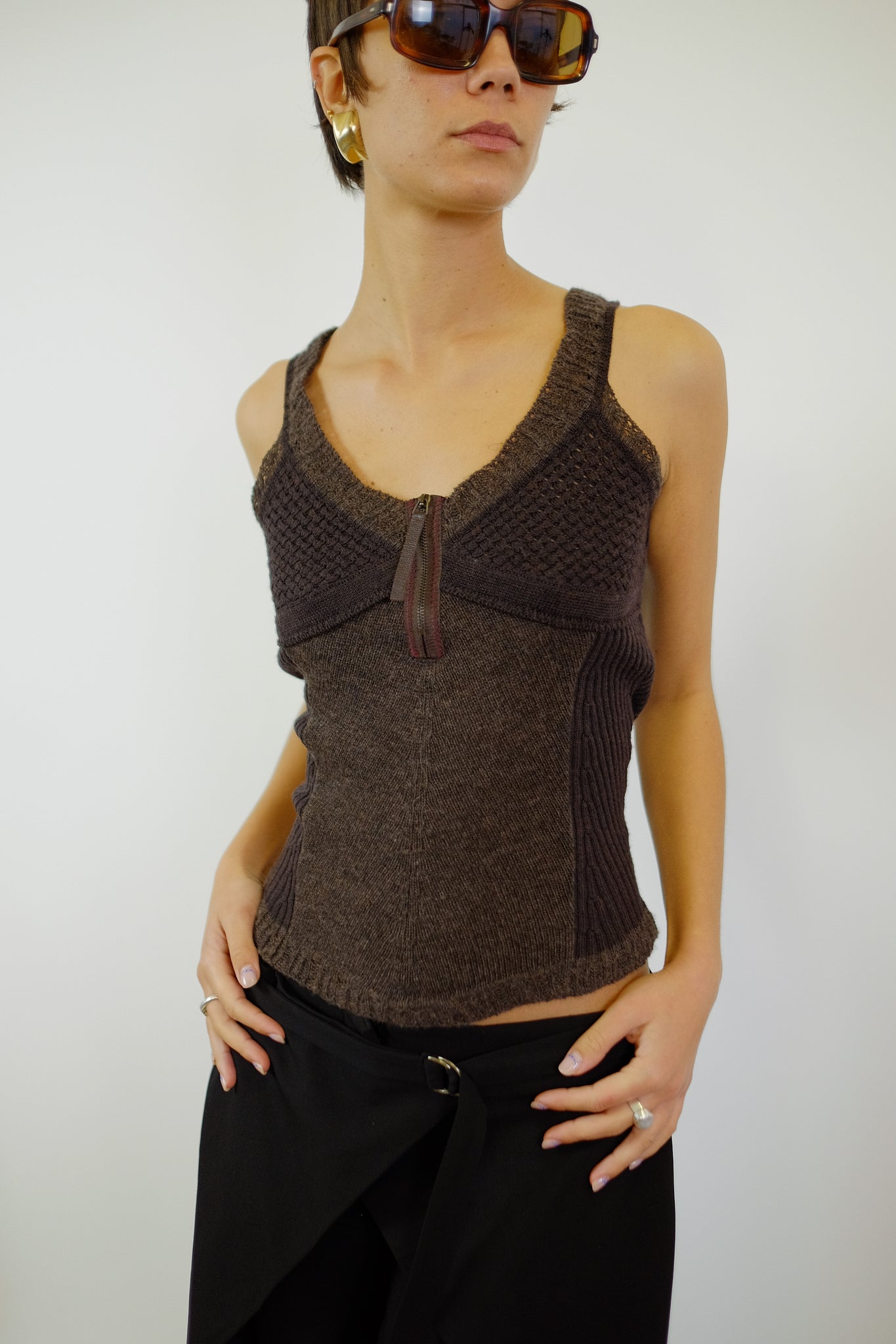 HYBRIS KNIT CAMI TOP IN BROWN