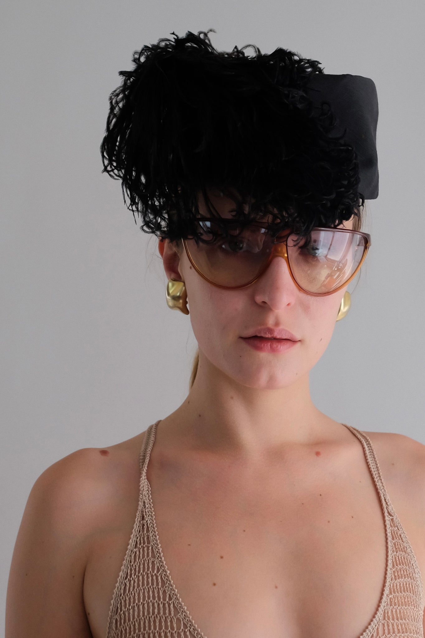 1950S OSTRICH FEATHER HAT IN BLACK
