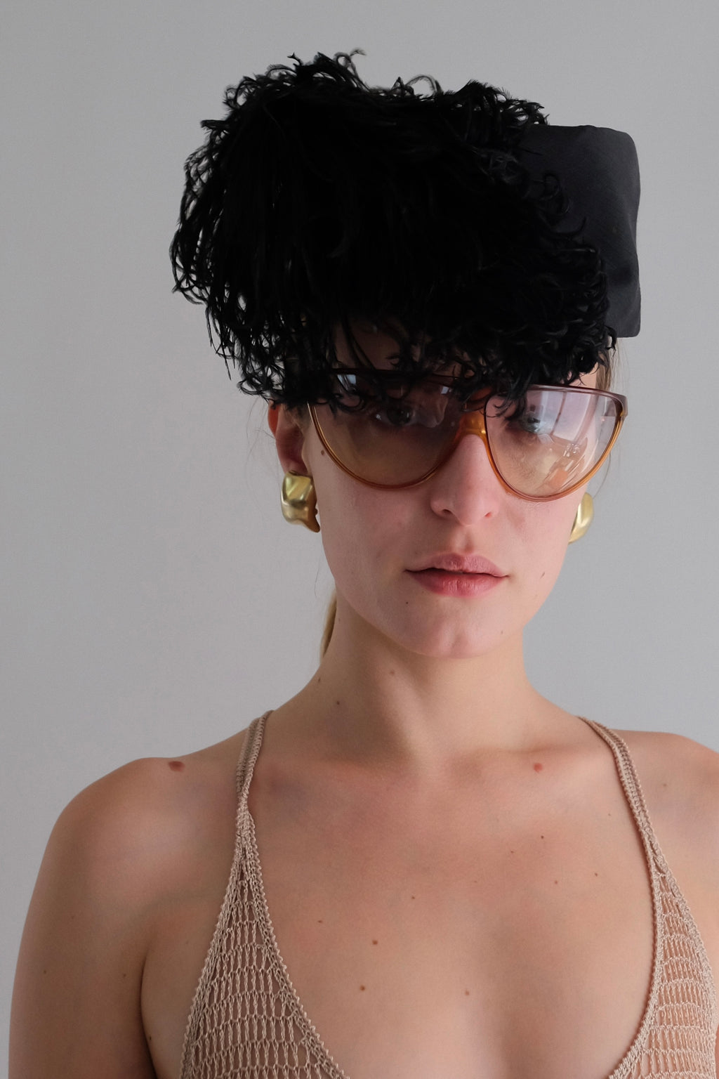 1950S OSTRICH FEATHER HAT IN BLACK