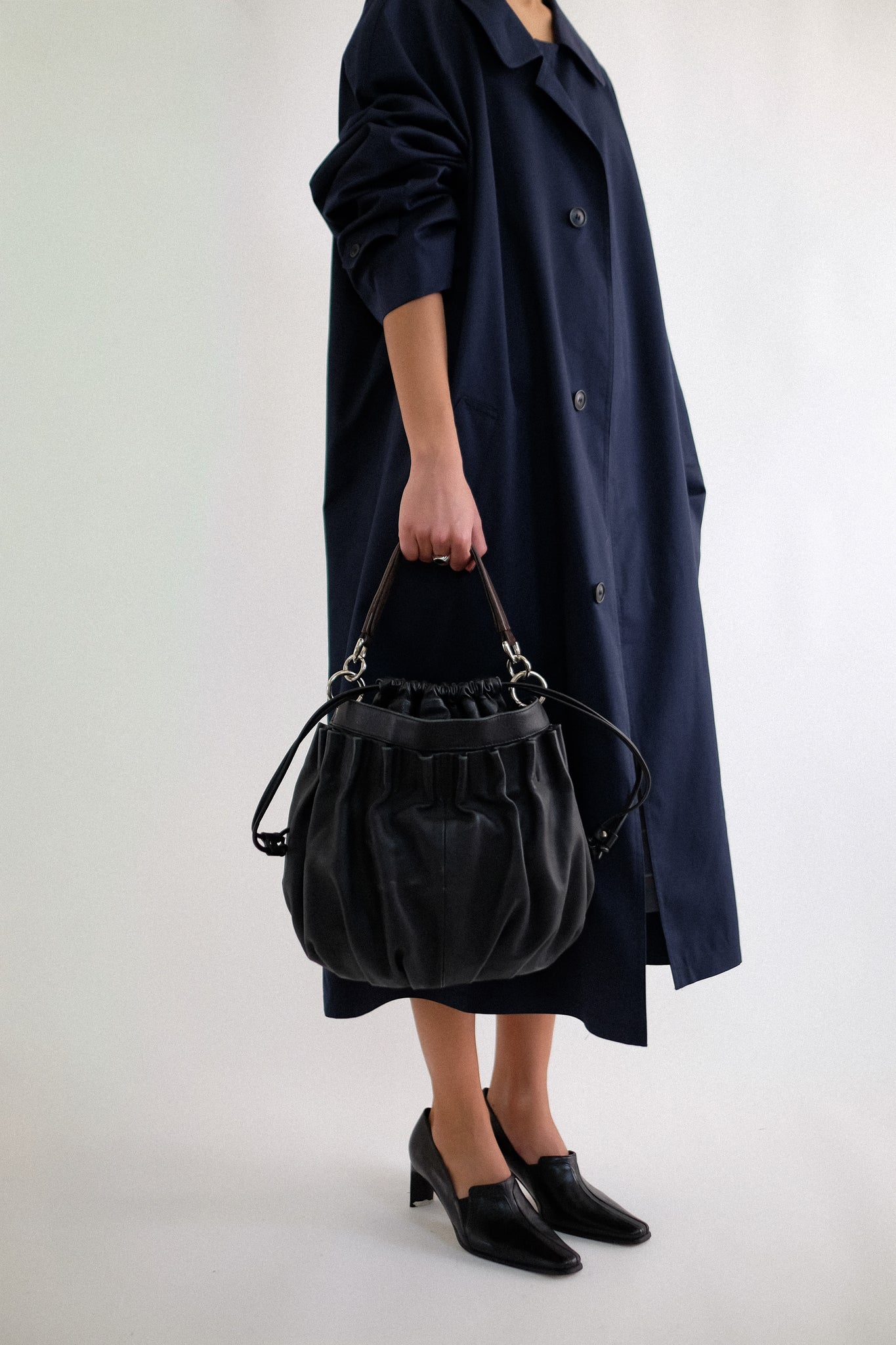 RUCHED LEATHER BUCKET BAG IN BLACK