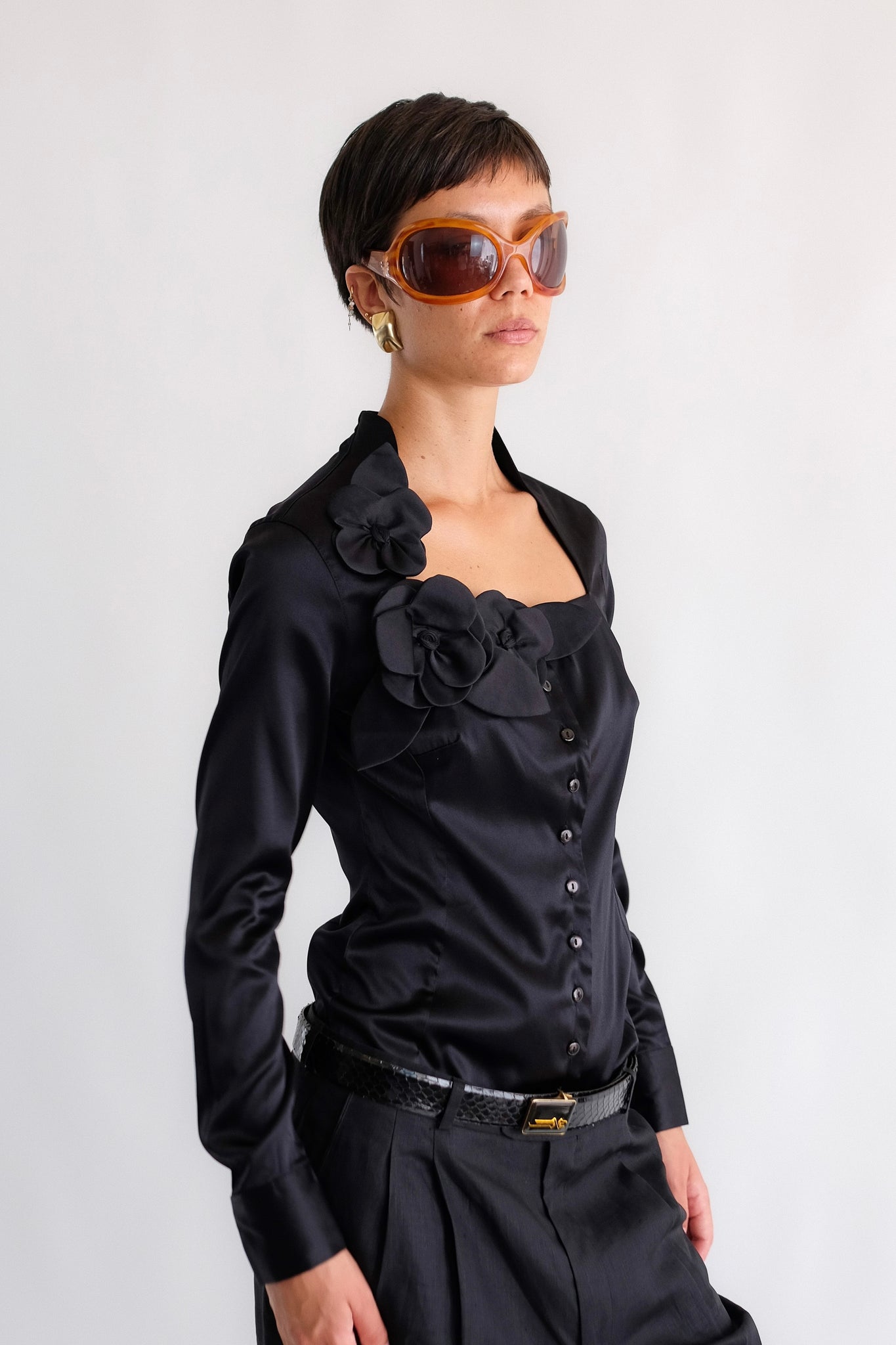 NARA CAMICIE FLOWER APPLIQUÉ SHIRT IN BLACK SILK SATIN