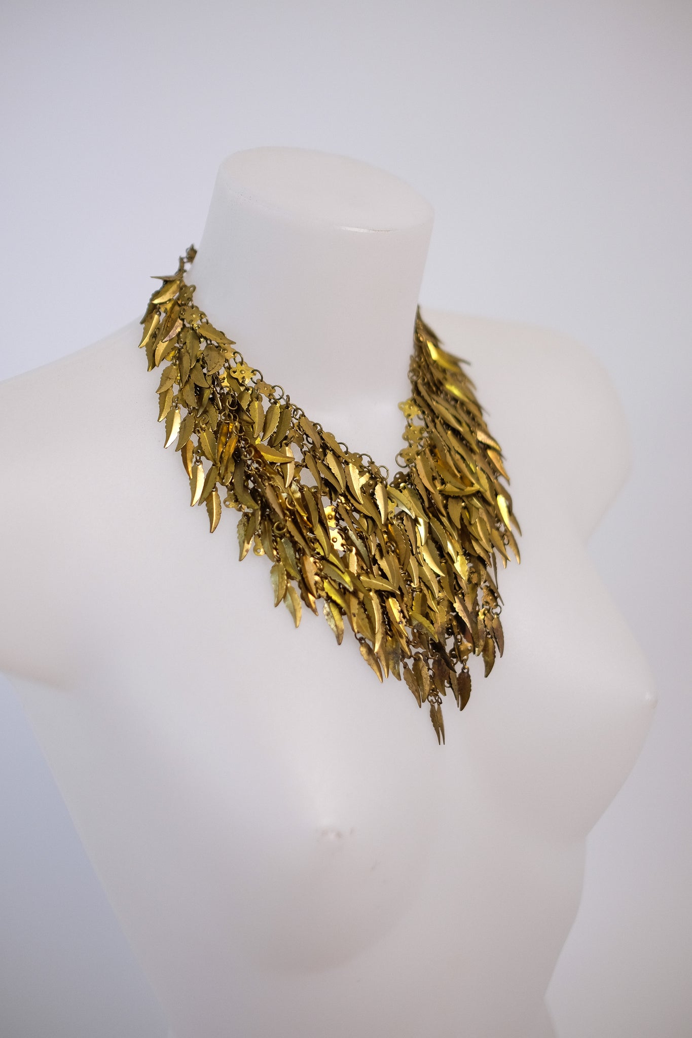 1960s-1970s CHAINMAIL LEAF NECKLACE IN HAMERRED BRASS