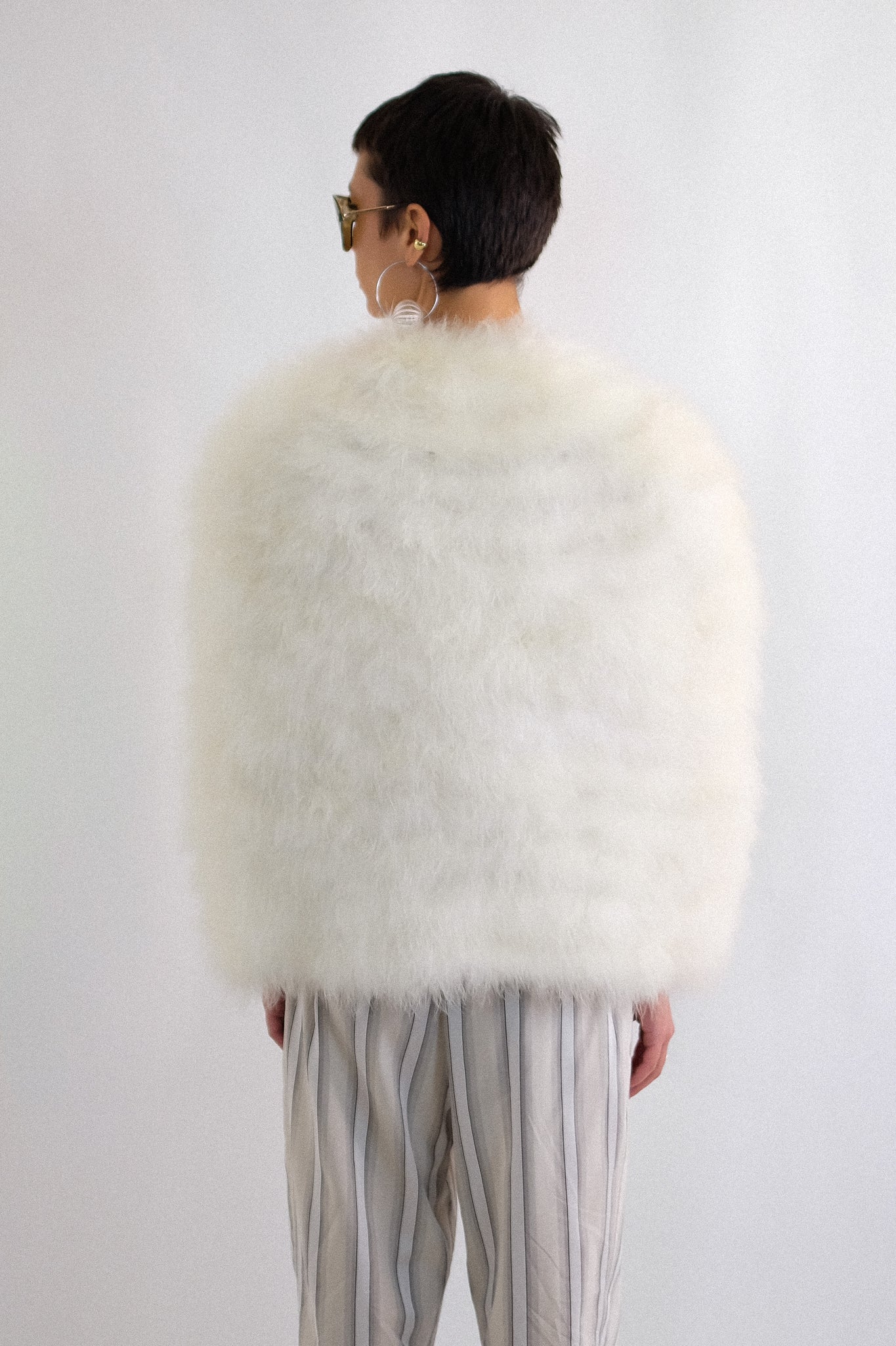 VINTAGE FEATHER CAPELET IN PANNA