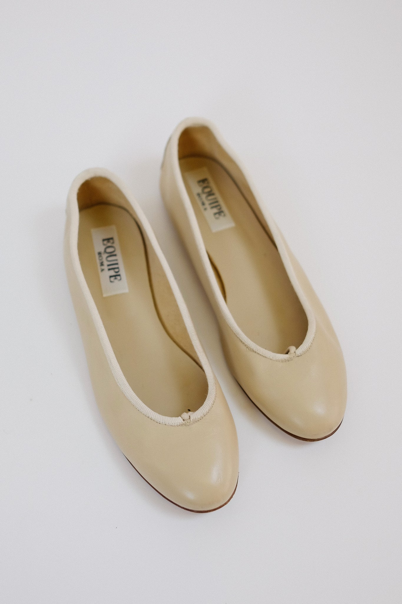 EQUIPE ROMA LEATHER FLATS IN TAUPE