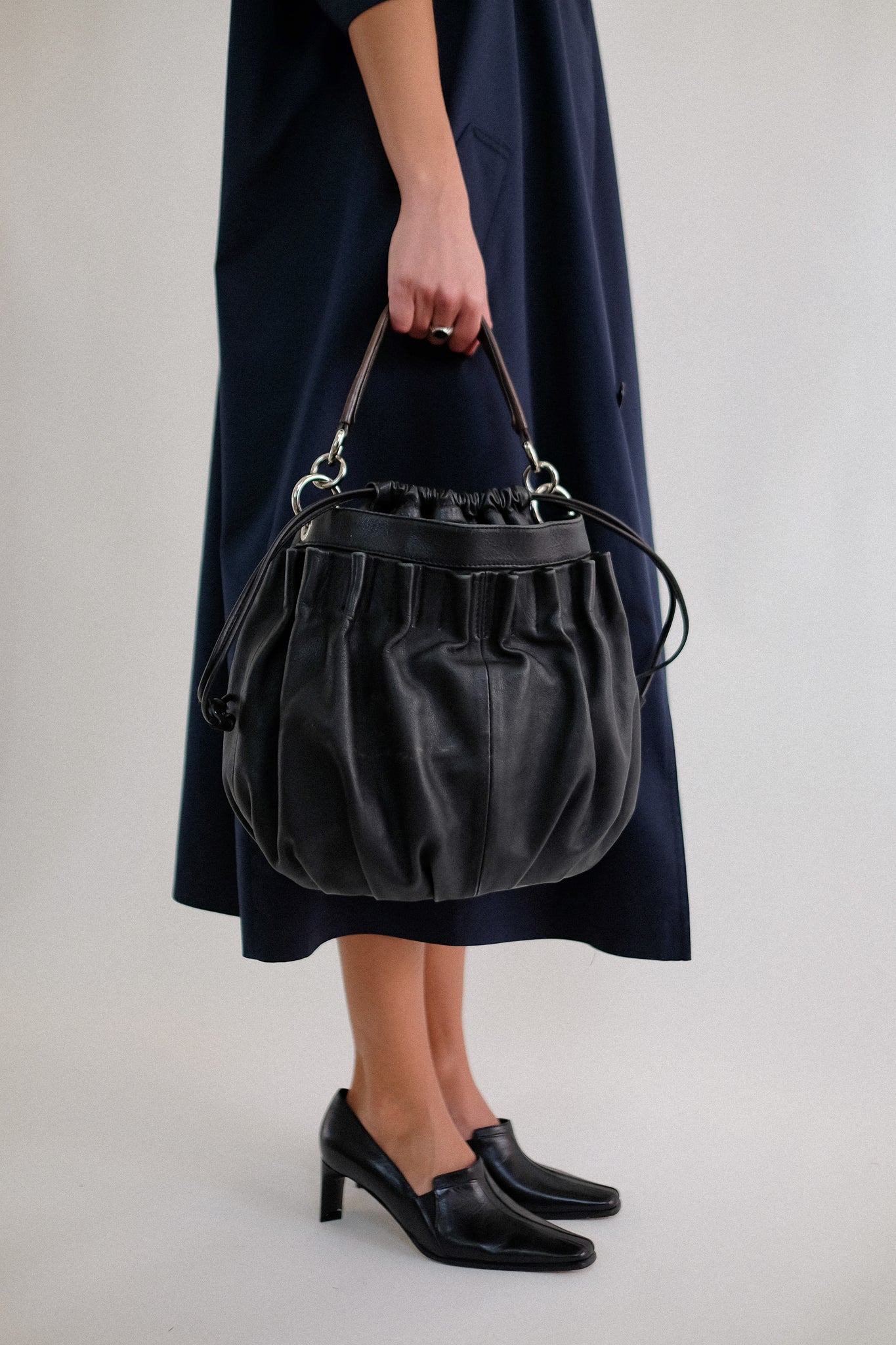 RUCHED LEATHER BUCKET BAG IN BLACK
