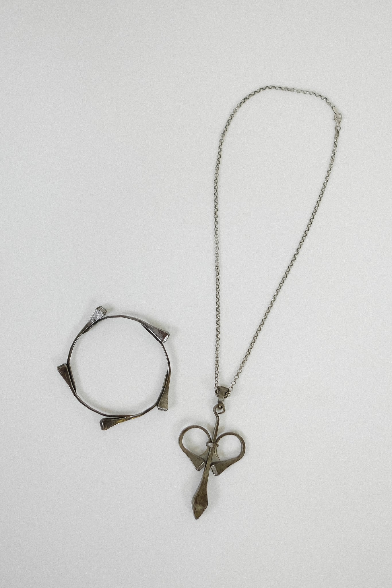 1970S ARTISANAL HORSE NAIL SET ON A 925 VINTAGE CHAIN