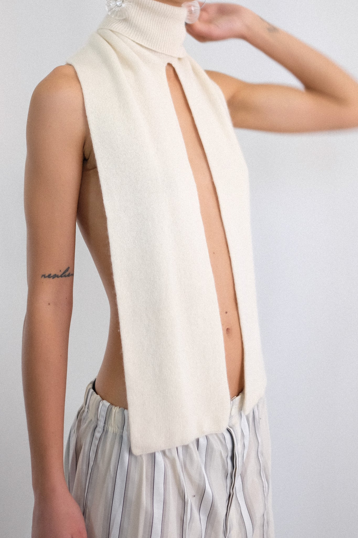 PURE CASHMERE TURTLENECK SCARF TOP IN PANNA