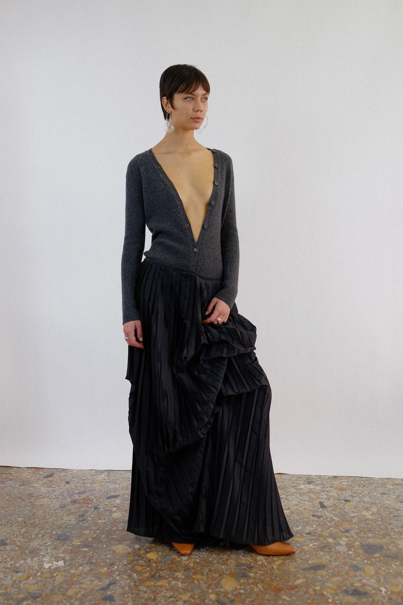 THEORY PURE CASHMERE RIBBED BUTTON KNIT IN DEEP GREY