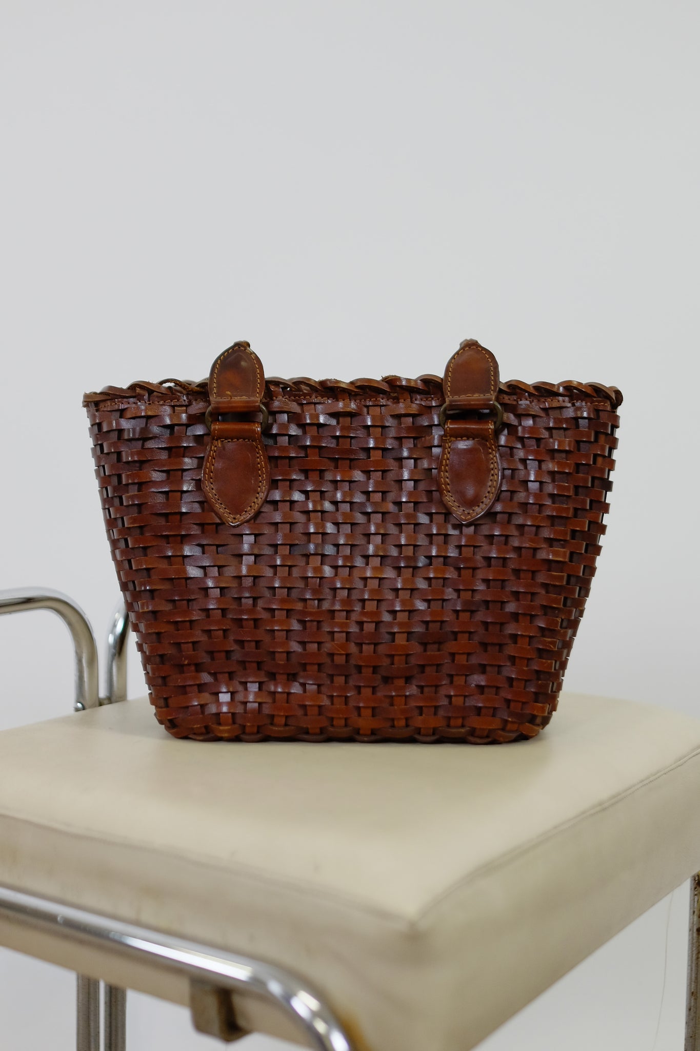 INTRECCIATO WOVEN LEATHER BAG IN CHOCOLATE BROWN