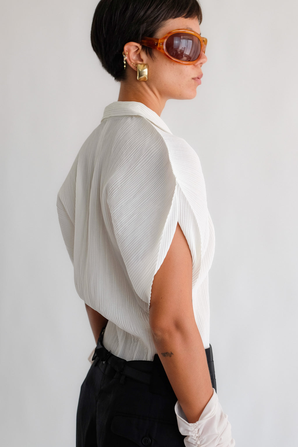ISSEY MIYAKE MAINLINE PLEATED SCULPTURAL POLO SHIRT IN WHITE